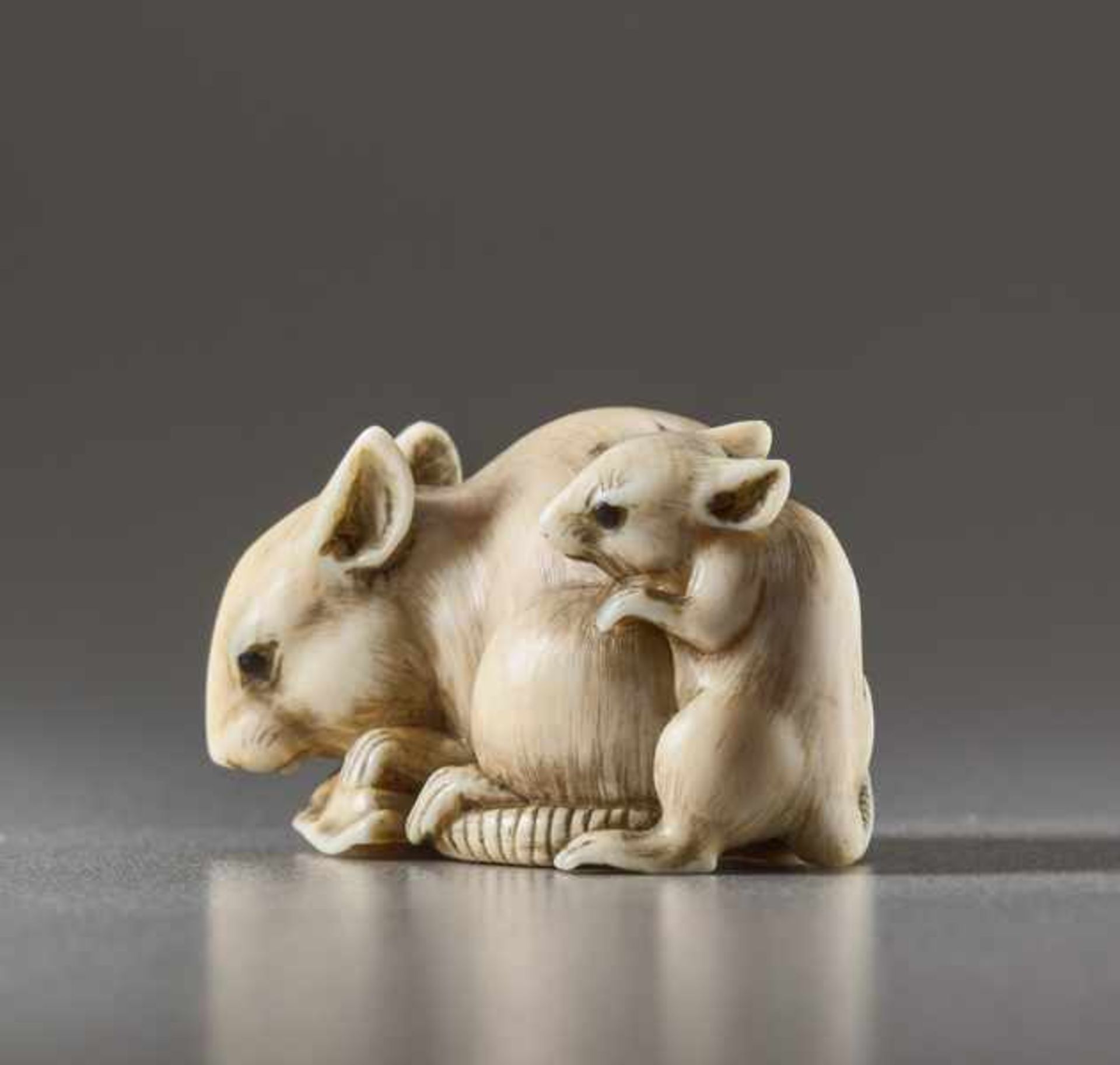 AN IVORY NETSUKE BY TOMOKAZU OF TWO RATS Ivory netsuke. Japan, 19th centuryA lively and amusing - Image 3 of 5