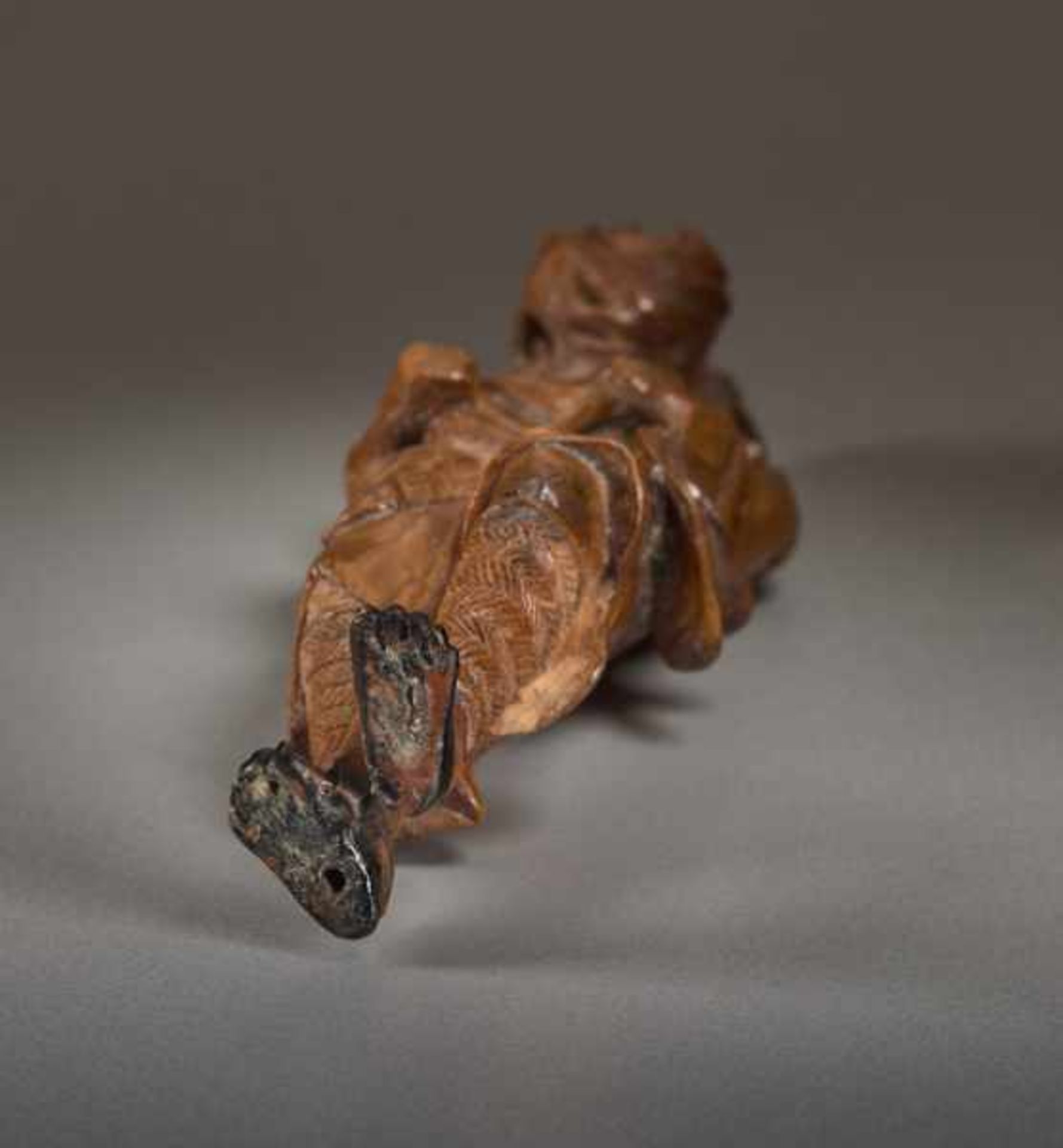 A TALL WOOD NETSUKE OF TEKKAI SENNIN Wood netsuke. Japan, 19th centuryThe immortal with his iron - Image 8 of 8