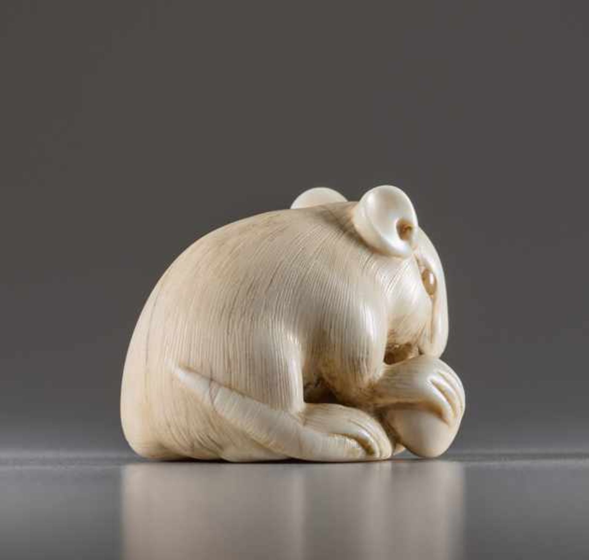 AN IVORY NETSUKE BY IKKO OF A RAT WITH DOUBLE GOURD Ivory netsuke. Japan, 19th centuryA very - Image 4 of 6