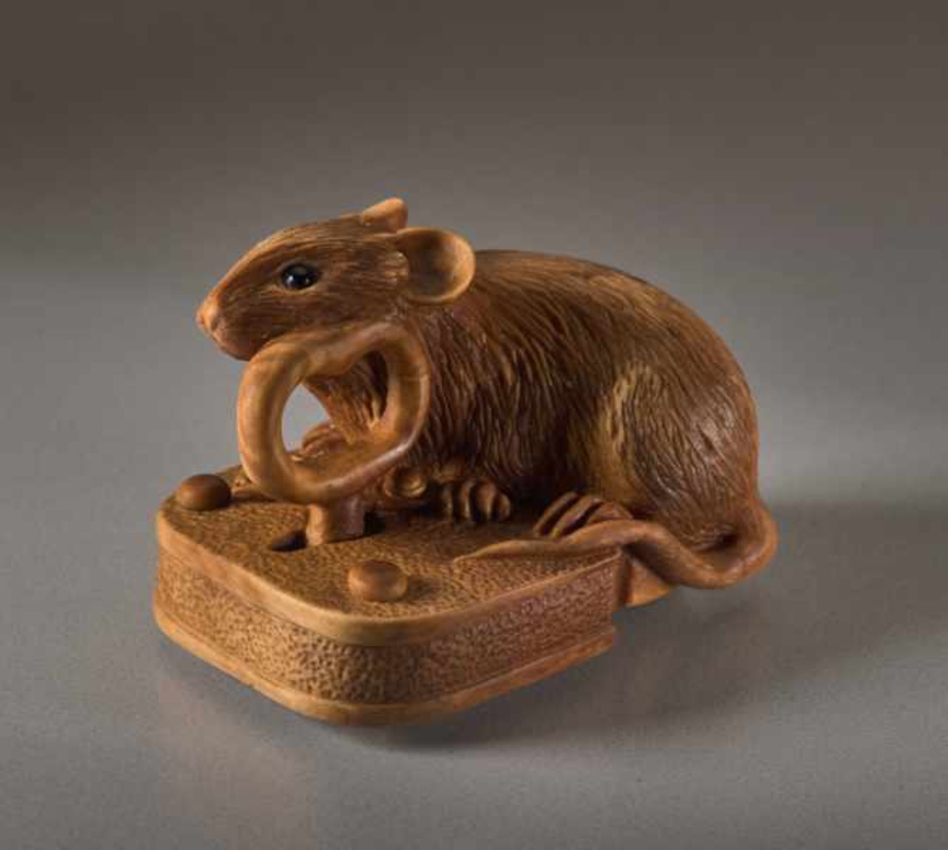 A BOXWOOD NETSUKE BY ALEXANDER DERKACHENKO Boxwood netsuke. Japan, Nezumi, the Japanese word for rat - Image 3 of 7