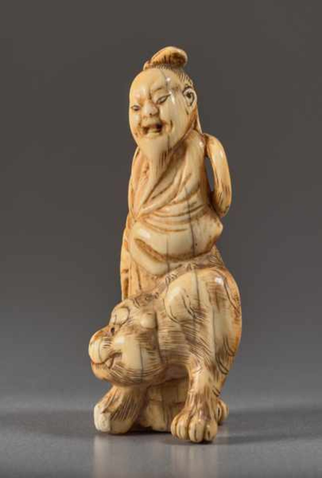 AN IVORY NETSUKE OF SHORIKEN WITH TIGER Ivory netsuke. Japan, first half of 19th centuryShoriken - Image 3 of 5