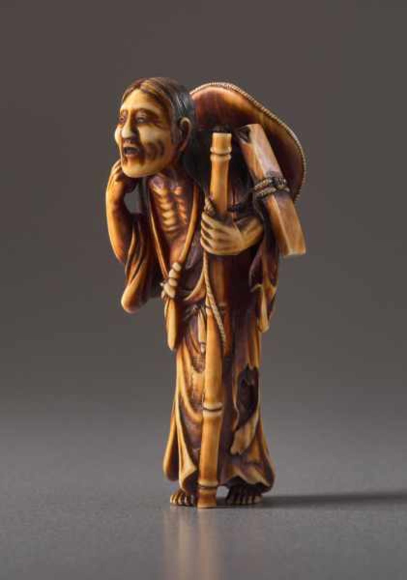 AN IVORY NETSUKE BY SORAKU OF THE POET KOMACHI AS AN OLD WOMAN Ivory netsuke. Japan, 19th centuryA - Image 3 of 6