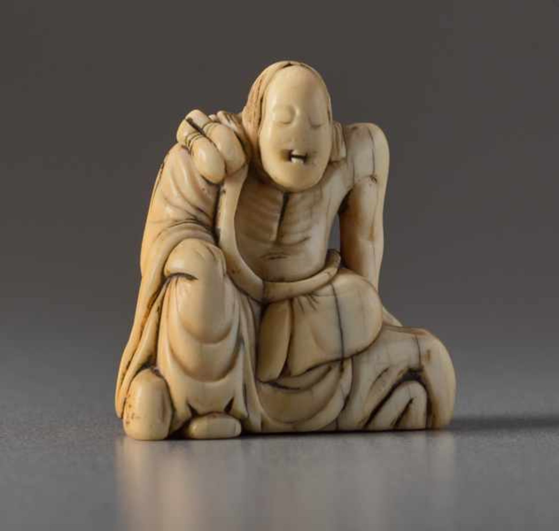 AN IVORY NETSUKE OF AN IMMORTAL ON A ROCK Ivory netsuke. Japan, 18th centuryLarge head of a wise - Image 2 of 5