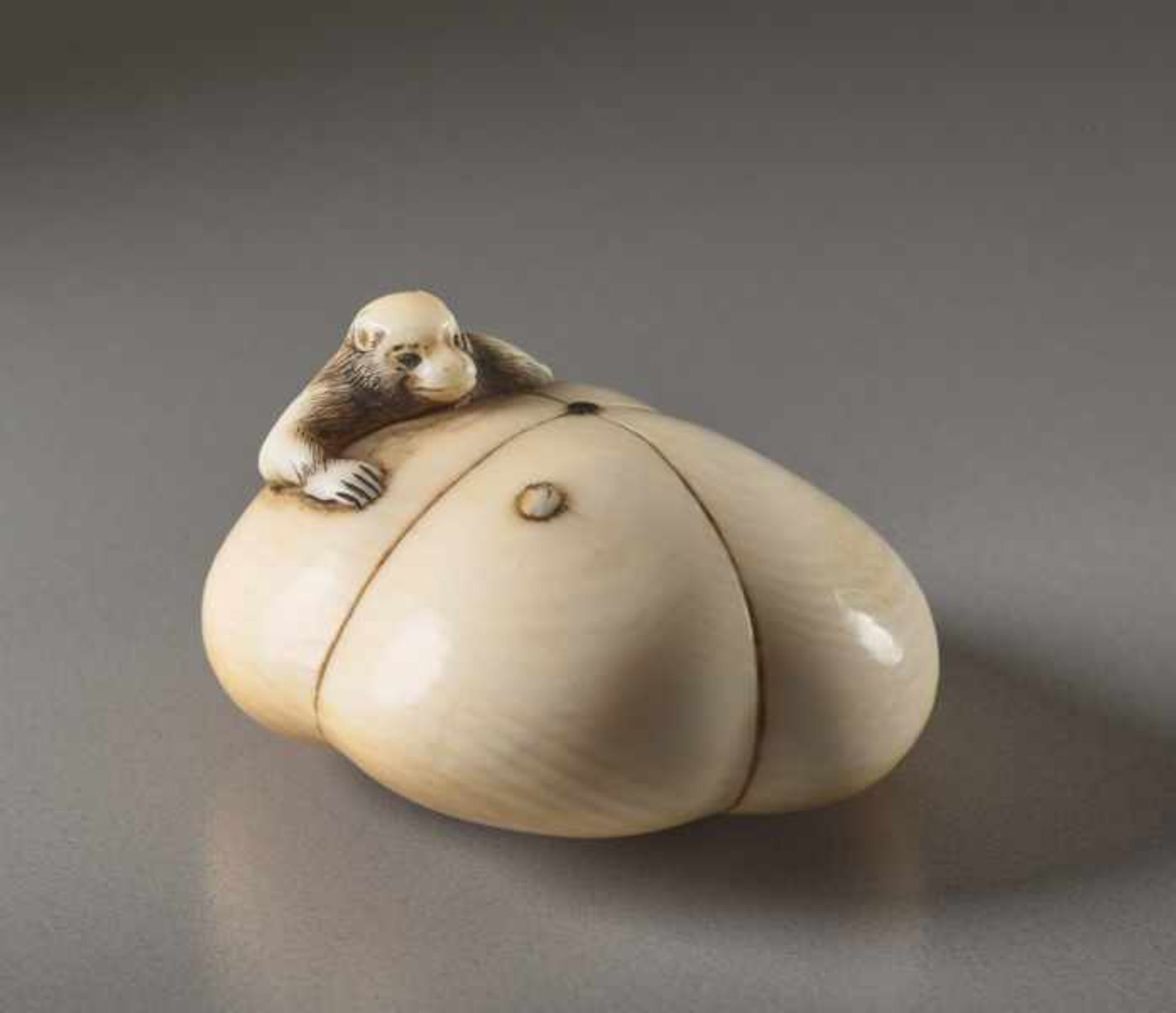 AN IVORY NETSUKE BY SOSAI OF A PERSIMMON AND MONKEY Ivory netsuke. Japan, 19th centuryVery well- - Image 3 of 5