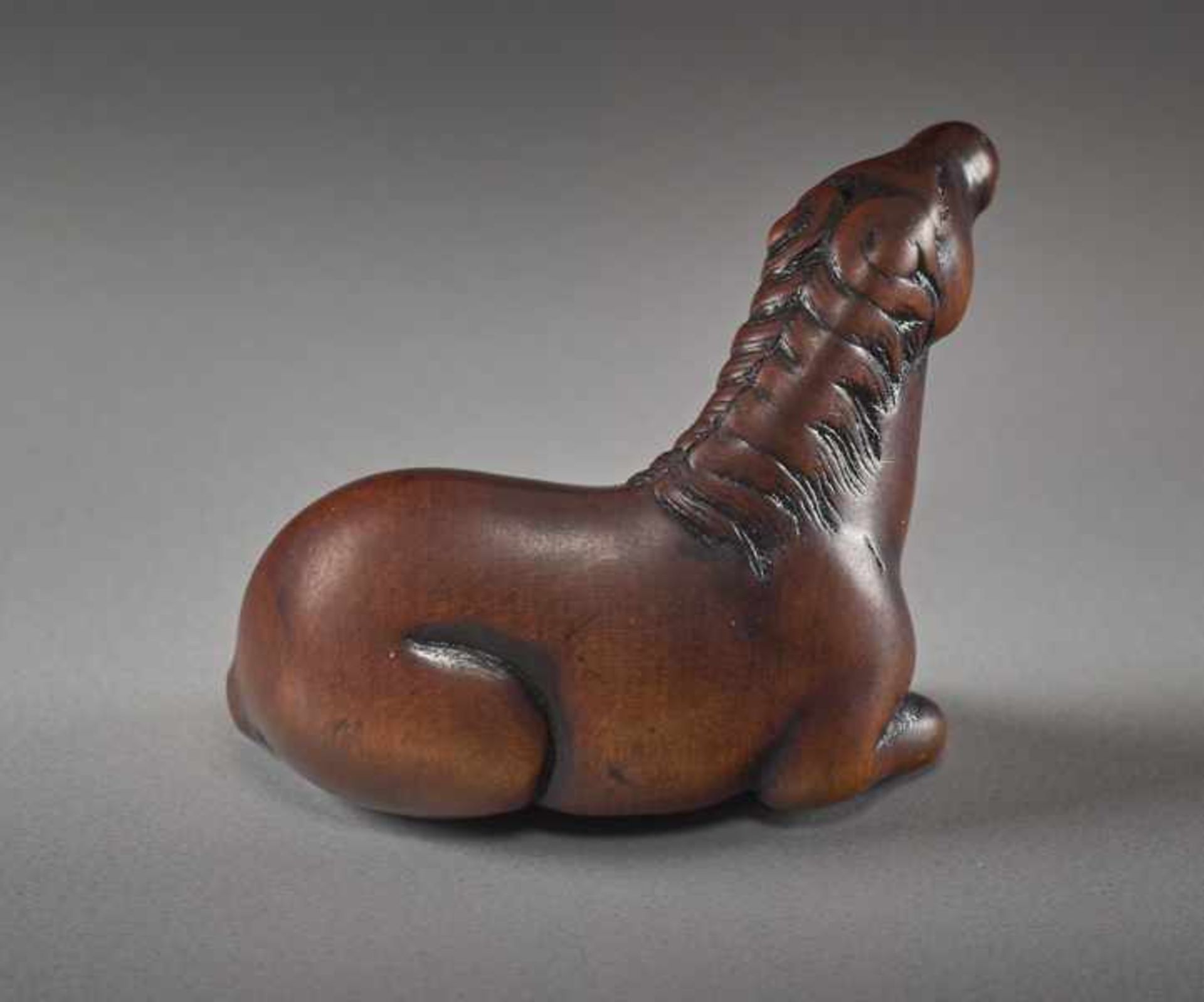 A WOOD NETSUKE OF A RECUMBENT HORSE Wood netsuke. Japan, first half of 19th centuryA very perceptive - Image 4 of 6