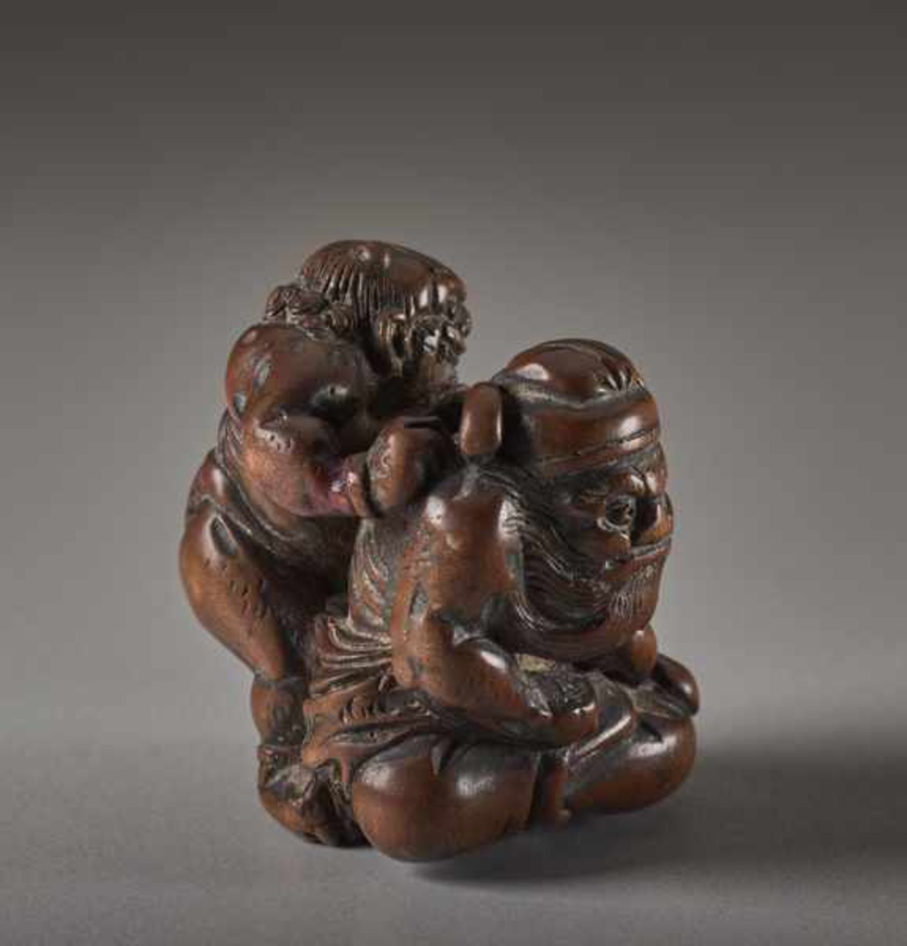 A WOOD NETSUKE OF THE DEMON QUELLER SHOKI WITH ONI Wood netsuke. Japan, 19th centuryThe famous - Image 3 of 6