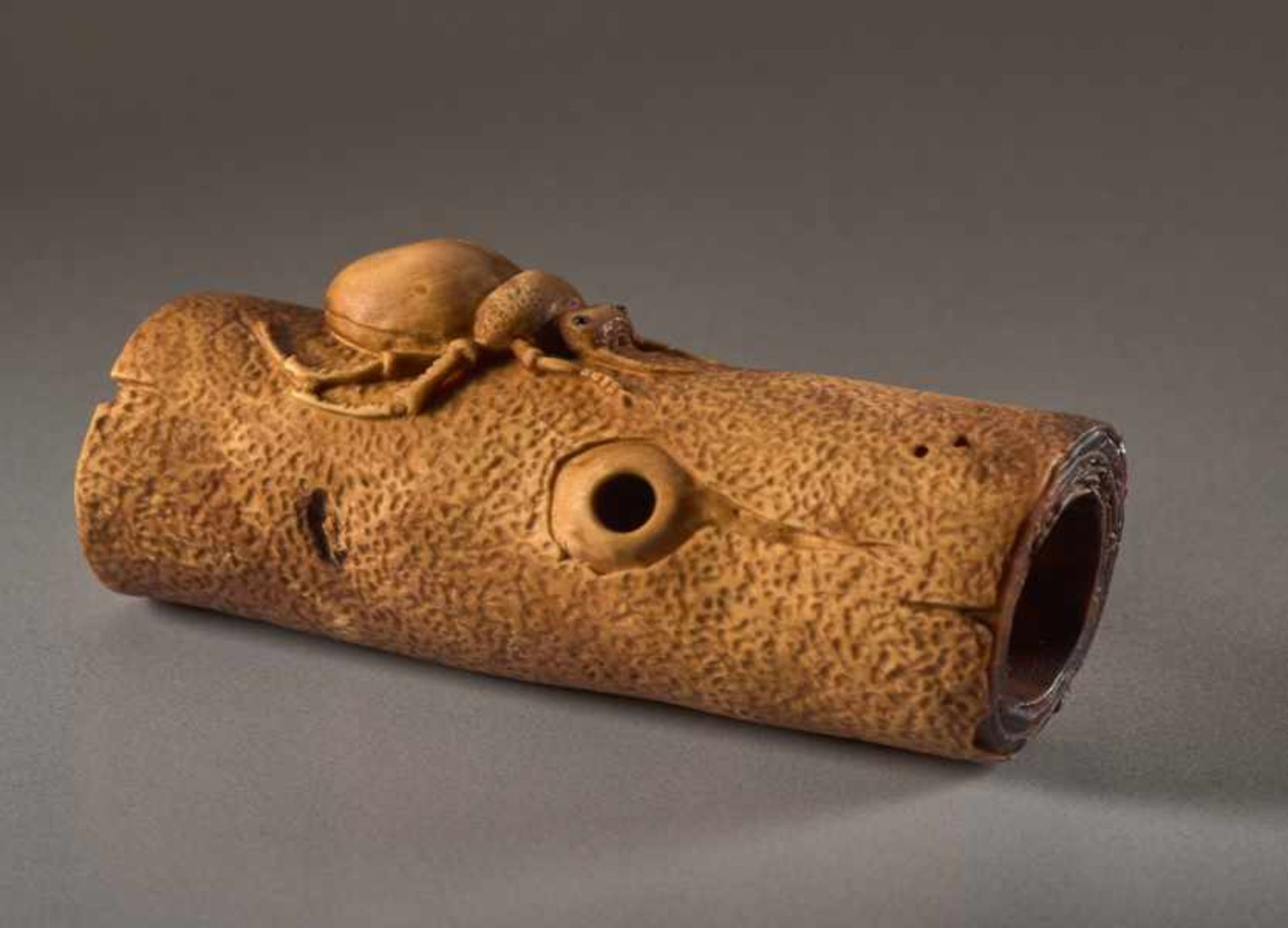 A BOXWOOD NETSUKE BY DERKACHENKO OF A BEETLE ON A TREE TRUNK Boxwood netsuke. Japan, A naturalistic, - Image 2 of 5