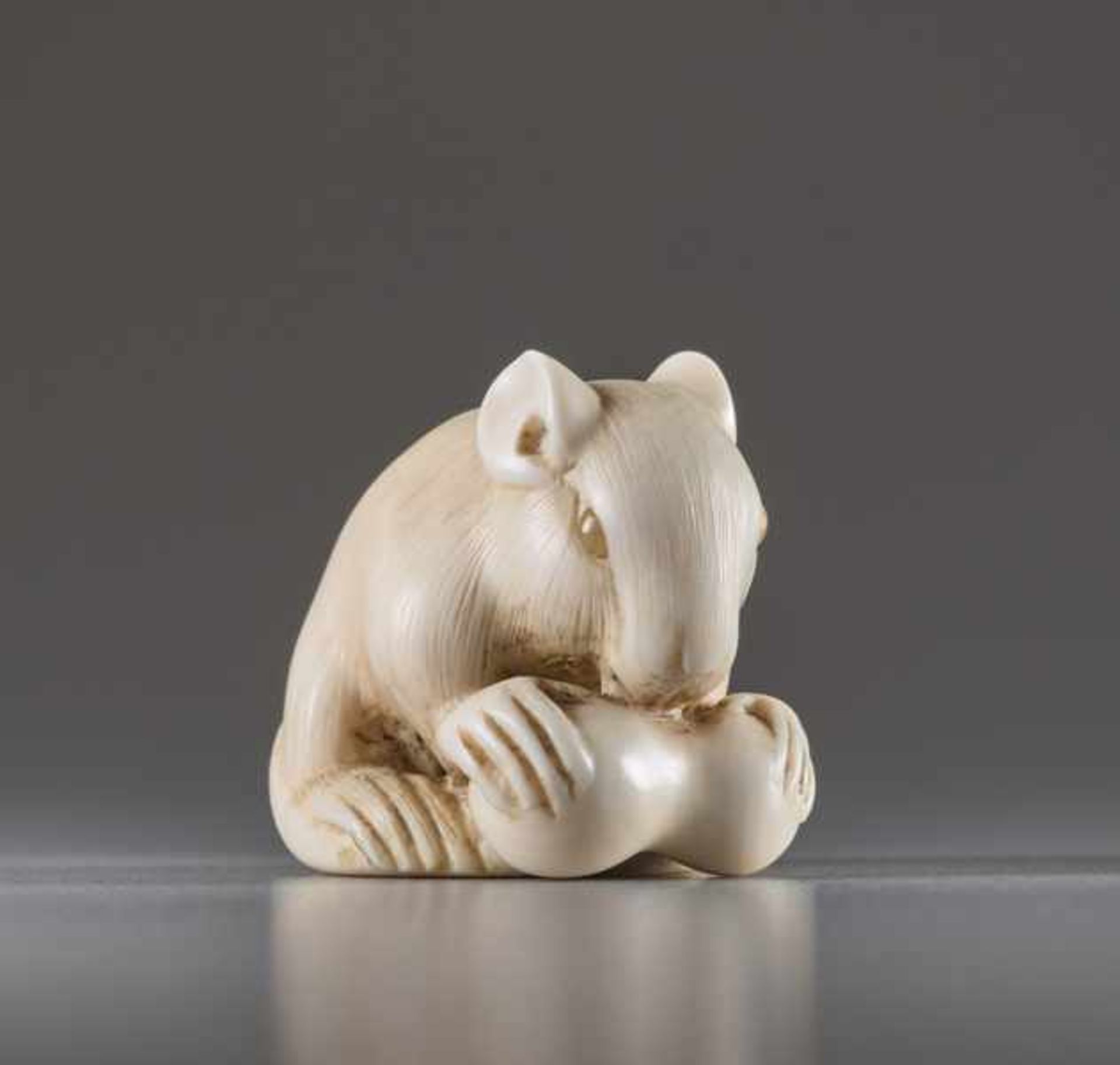 AN IVORY NETSUKE BY IKKO OF A RAT WITH DOUBLE GOURD Ivory netsuke. Japan, 19th centuryA very - Image 2 of 6