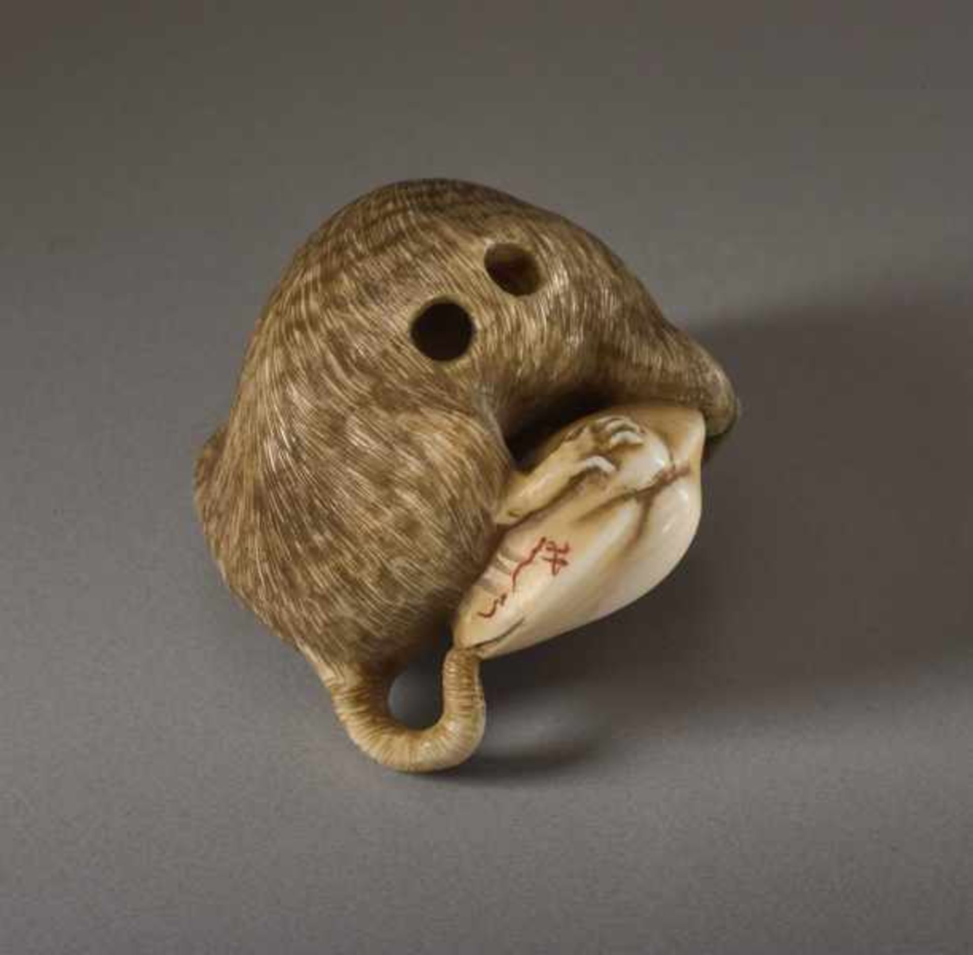 AN IVORY NETSUKE BY BISHU OF A RAT WITH ITS TAIL STUCK IN A CLAM Ivory netsuke. Japan, 20th - Image 4 of 4