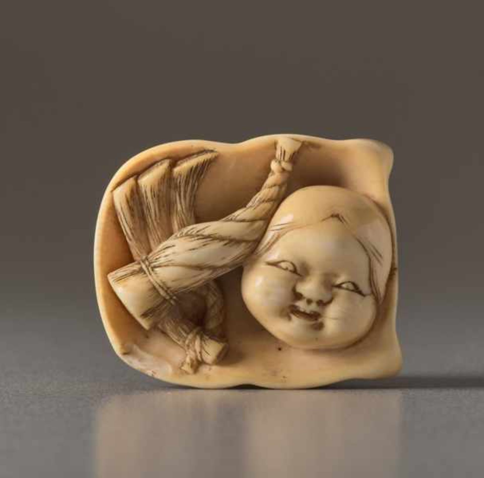 AN IVORY NETSUKE OF A MASK OF AN ONI AND OKAME Ivory netsuke. Japan, 19th centuryThe oni (demon) - Image 2 of 4