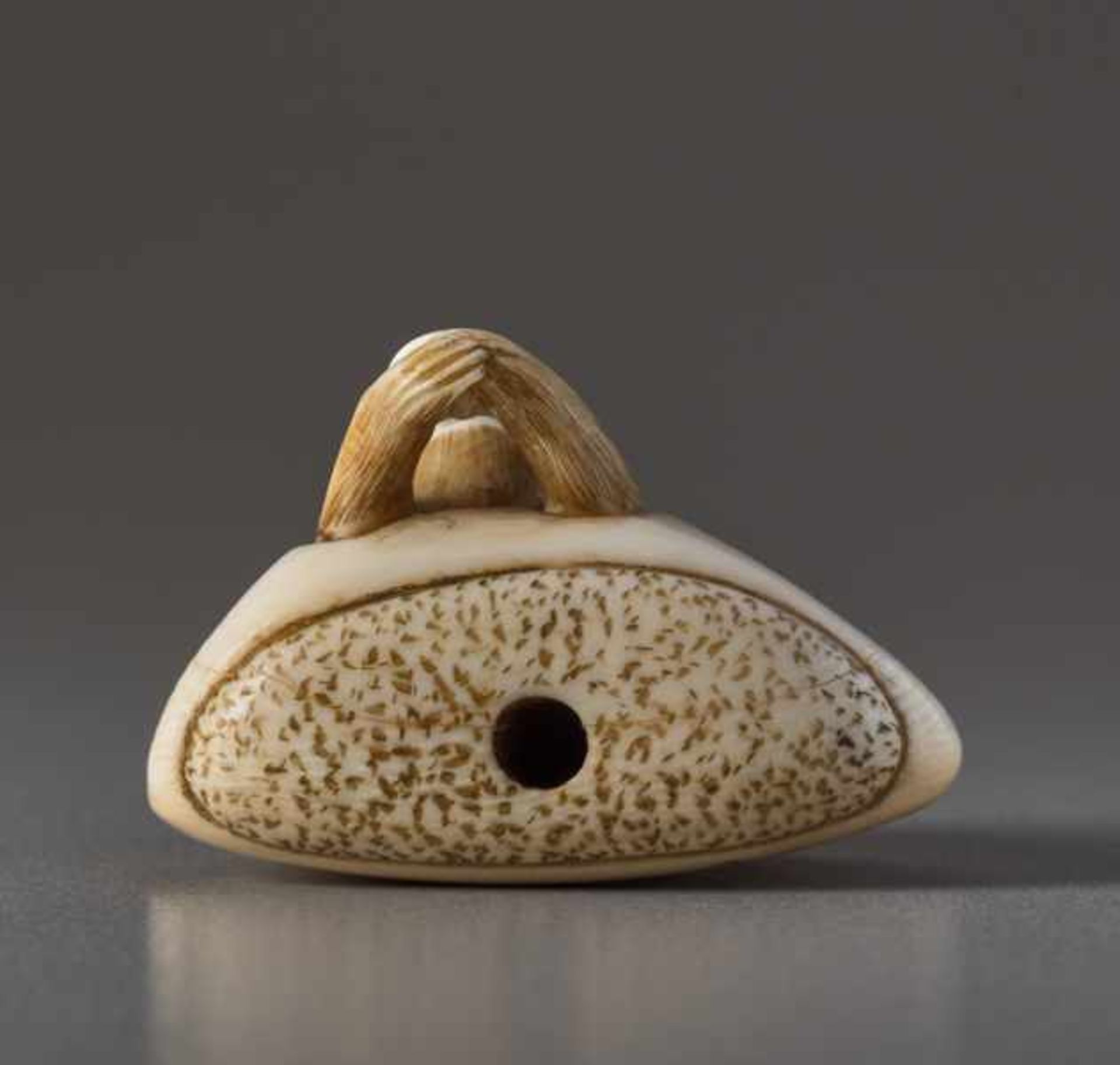 AN IVORY NETSUKE BY TOMOCHIKA OF MONKEYS IN A CHESTNUT Ivory netsuke. Japan, 19th centuryThis - Image 7 of 7