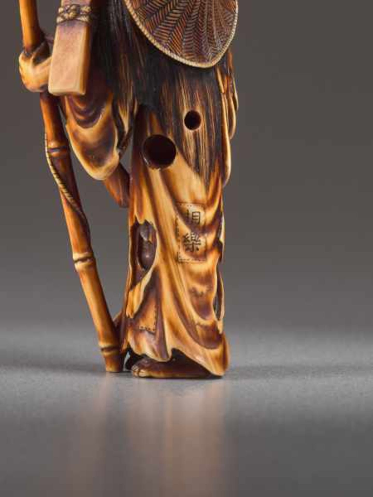 AN IVORY NETSUKE BY SORAKU OF THE POET KOMACHI AS AN OLD WOMAN Ivory netsuke. Japan, 19th centuryA - Image 5 of 6