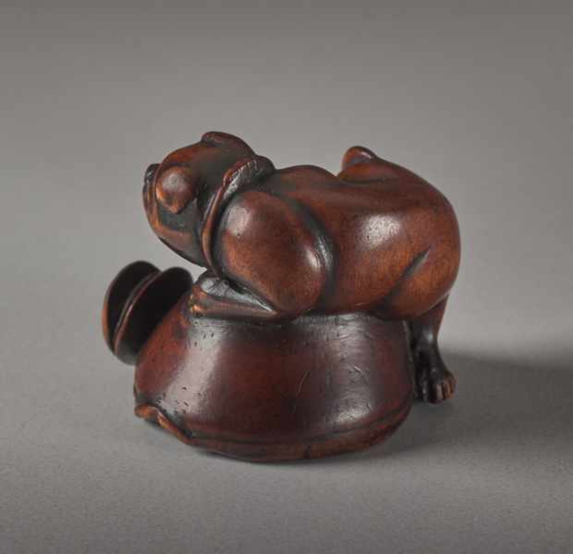 A WOOD NETSUKE OF A DOG AND OCTOPUS Wood netsuke. Japan, 19th centuryThe dog is placed on an - Image 3 of 4