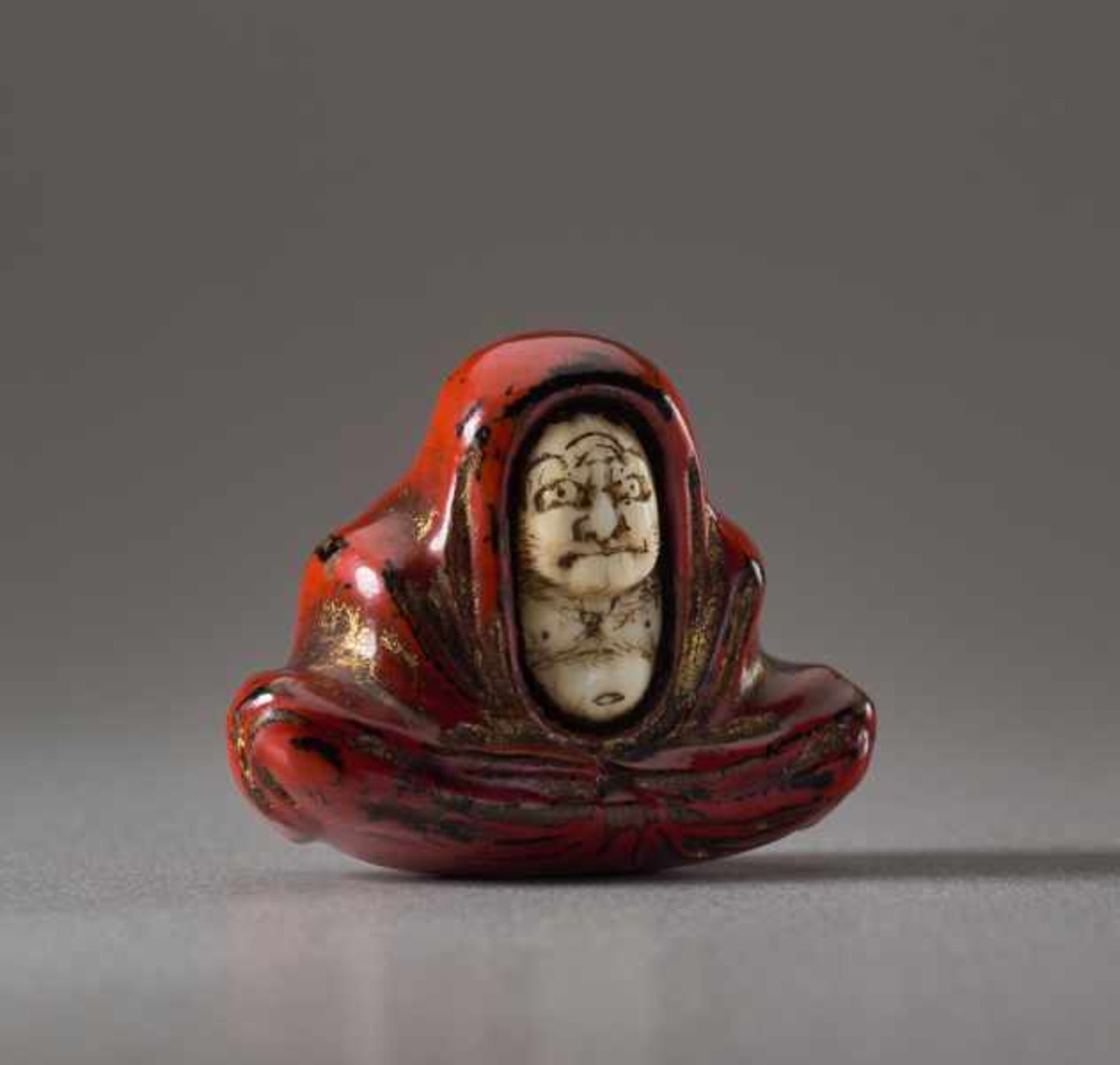 A LACQUERED WOOD AND IVORY NETSUKE OF DARUMA Wood, ivory and lacquer netsuke. Japan, 19th - Image 2 of 5