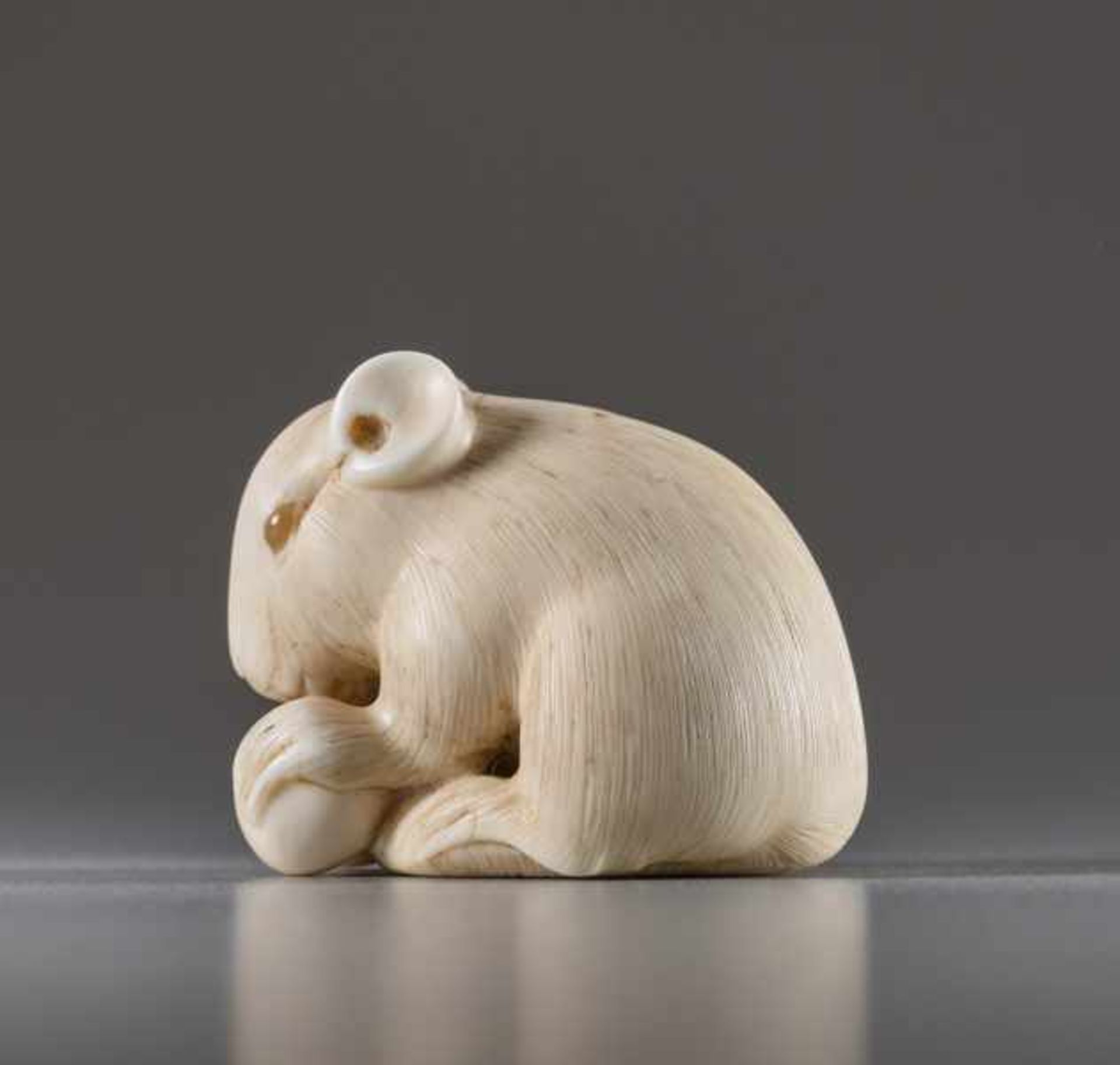 AN IVORY NETSUKE BY IKKO OF A RAT WITH DOUBLE GOURD Ivory netsuke. Japan, 19th centuryA very - Image 5 of 6