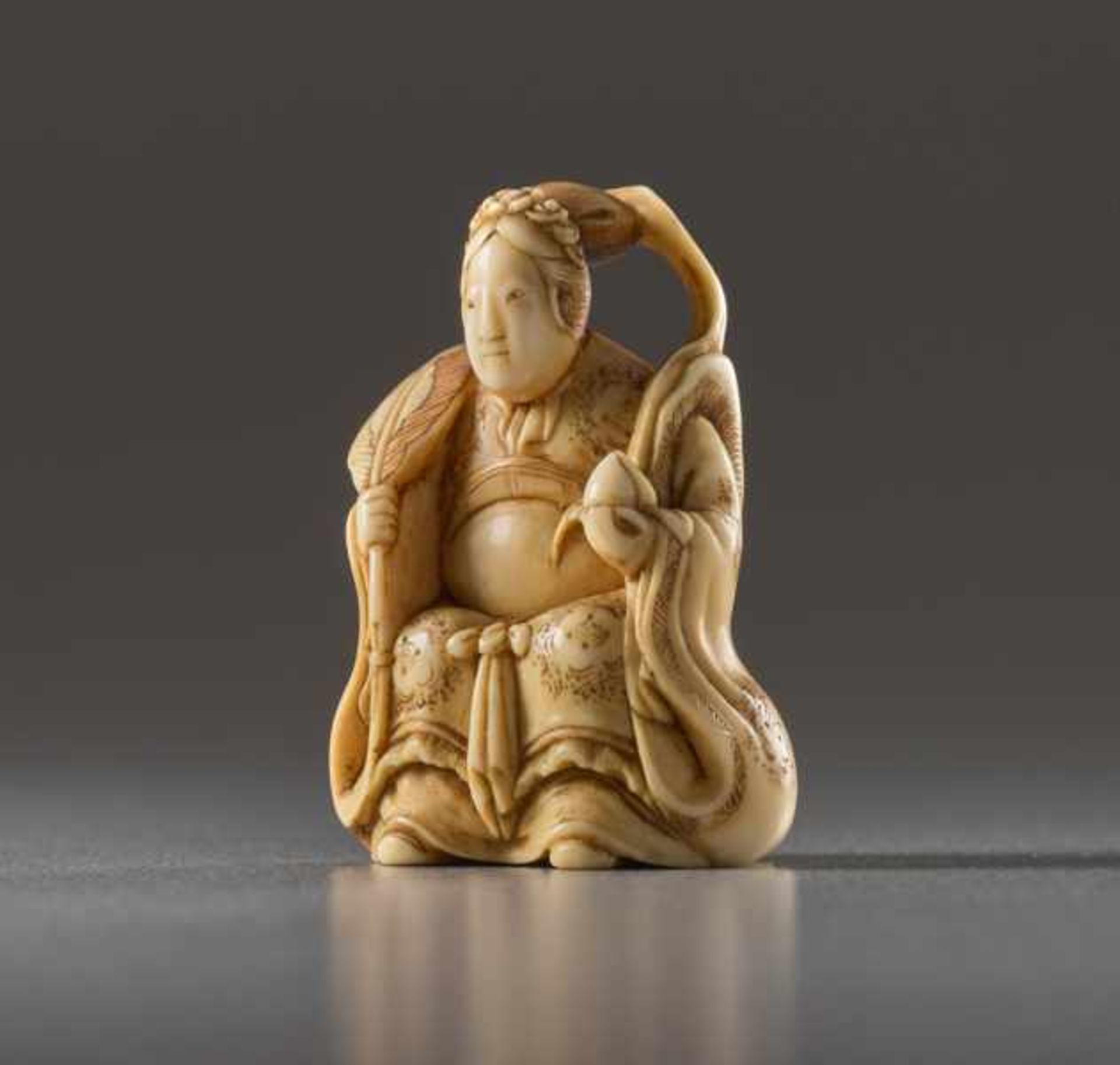 A SMALL IVORY NETSUKE OF SEIOBO Ivory netsuke. Japan, 19th centuryAn extraordinarily fine work - Image 3 of 5