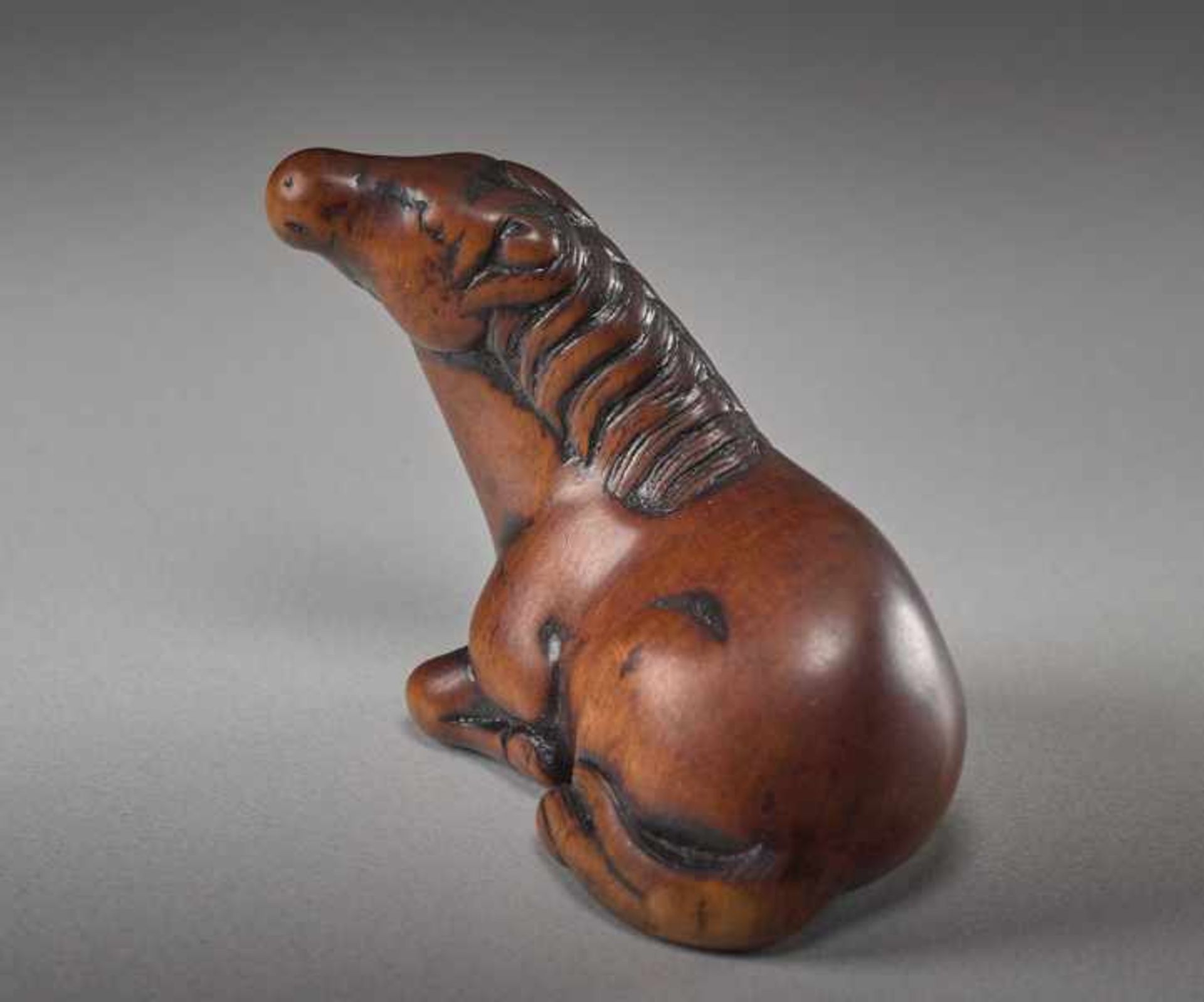 A WOOD NETSUKE OF A RECUMBENT HORSE Wood netsuke. Japan, first half of 19th centuryA very perceptive - Image 5 of 6