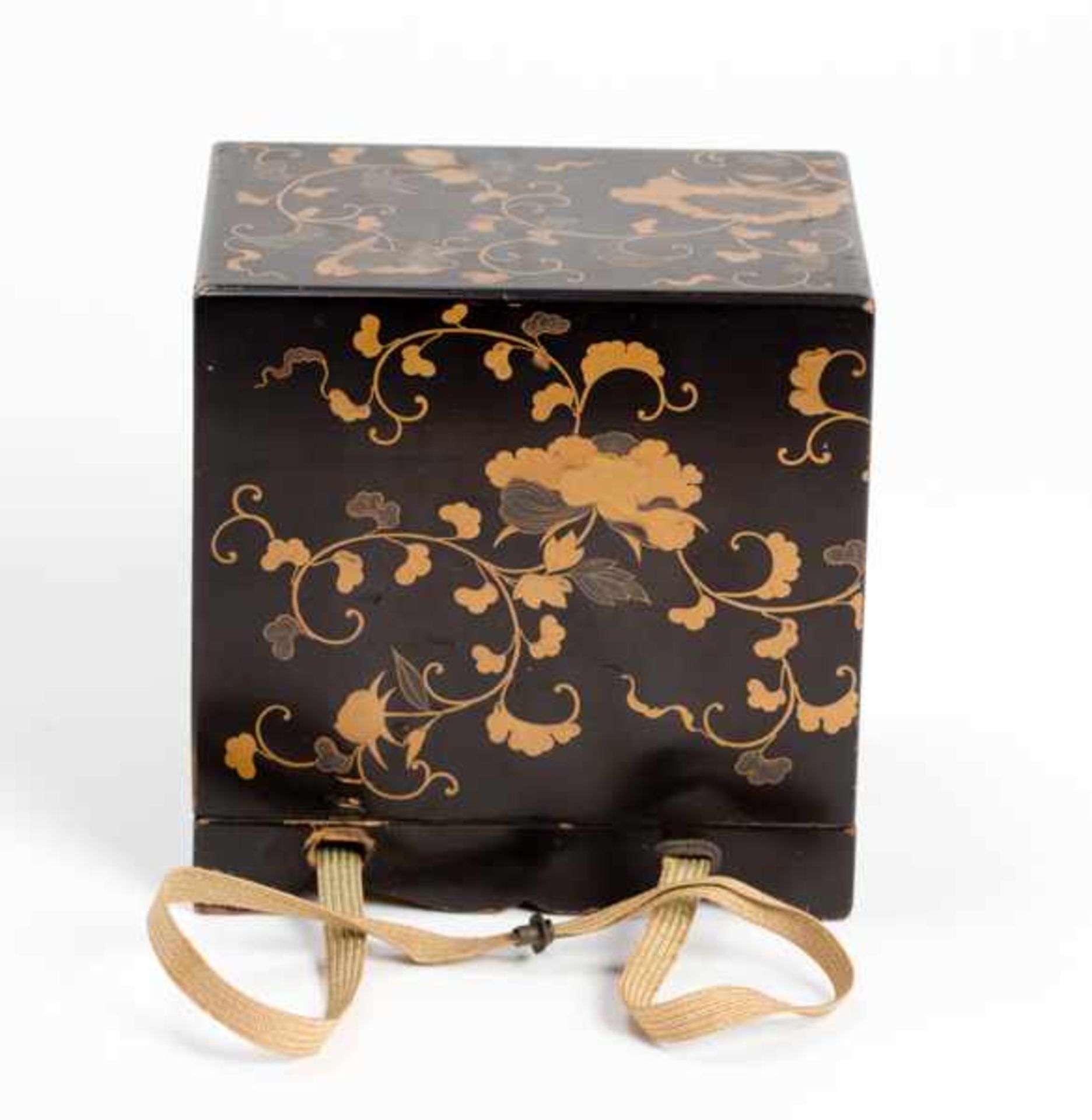 RARE SMALL BOX WITH UTAGARUTA PLAYING CARDS Lacquer, gold, silver and paint. Japan, 19th century - Image 7 of 7