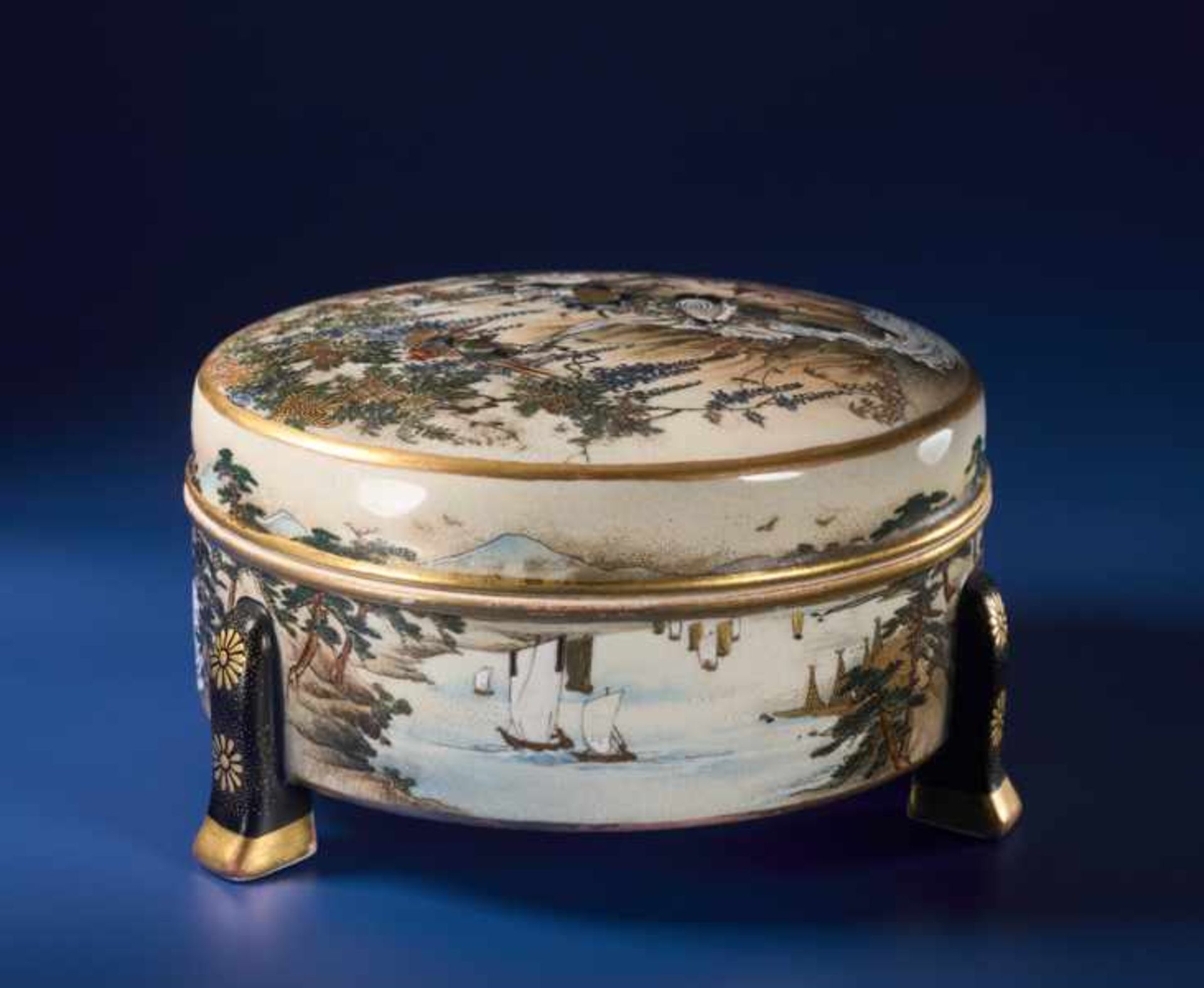 FUKUBE: LIDDED SATSUMA BOWL WITH CRANES Glazed ceramic with paint and gold. Japan, Meiji - Image 6 of 9