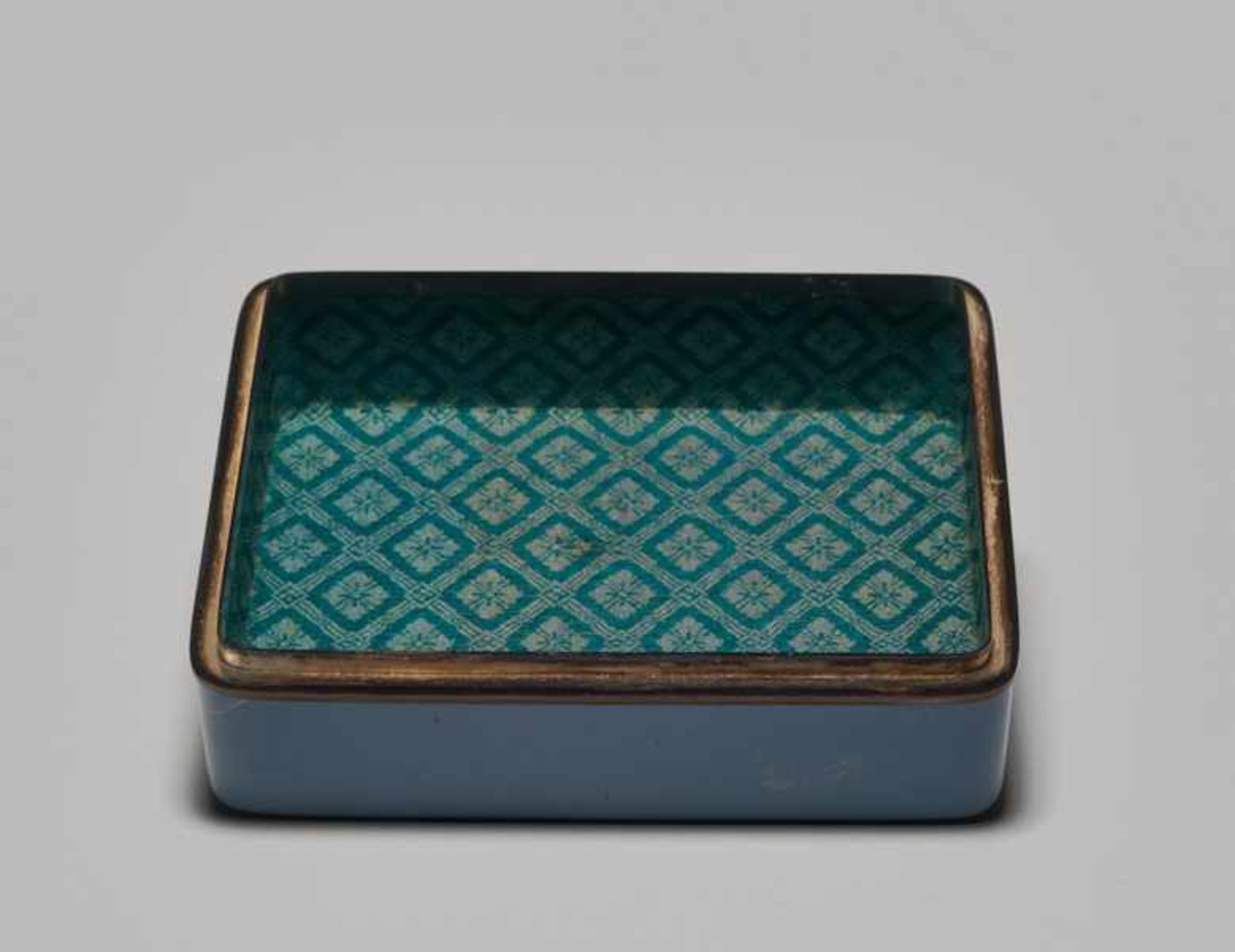 A CLOISONNÉ BOX AND COVER WITH BLOSSOMS AND BUTTERFLY BY THE ANDO JUBEI COMPANY Colored enamel - Image 8 of 9