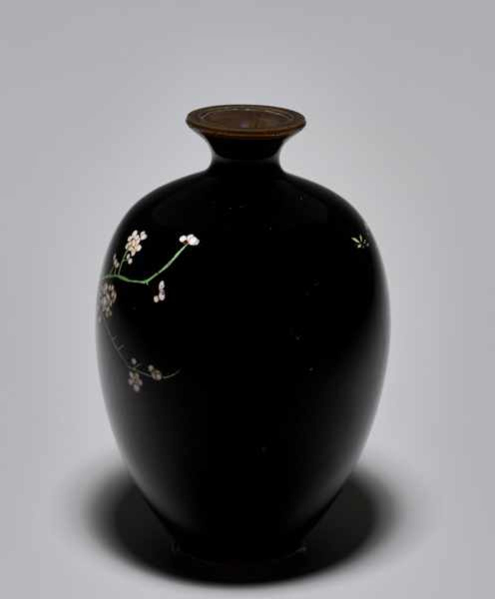 A PAIR OF SMALL CLOISONNÉ VASES WITH PLUM BLOSSOMS Colored enamel cloisonné. Japan, Meiji period - Image 3 of 9