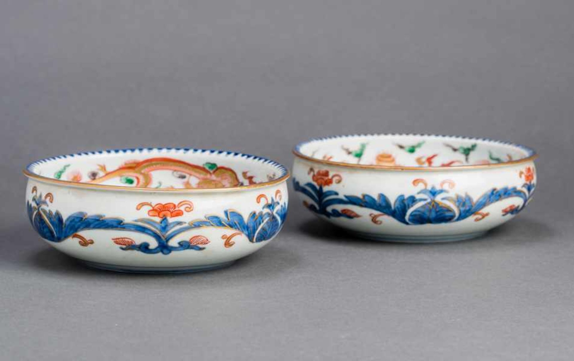 A PAIR OF MING-STYLE DRAGON BOWLS Porcelain. Japan, around 1900Both decorated in a soft underglaze - Image 3 of 4