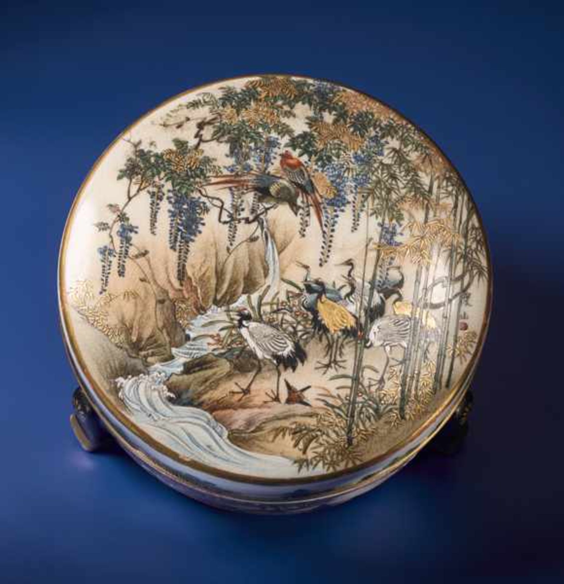 FUKUBE: LIDDED SATSUMA BOWL WITH CRANES Glazed ceramic with paint and gold. Japan, Meiji - Image 2 of 9