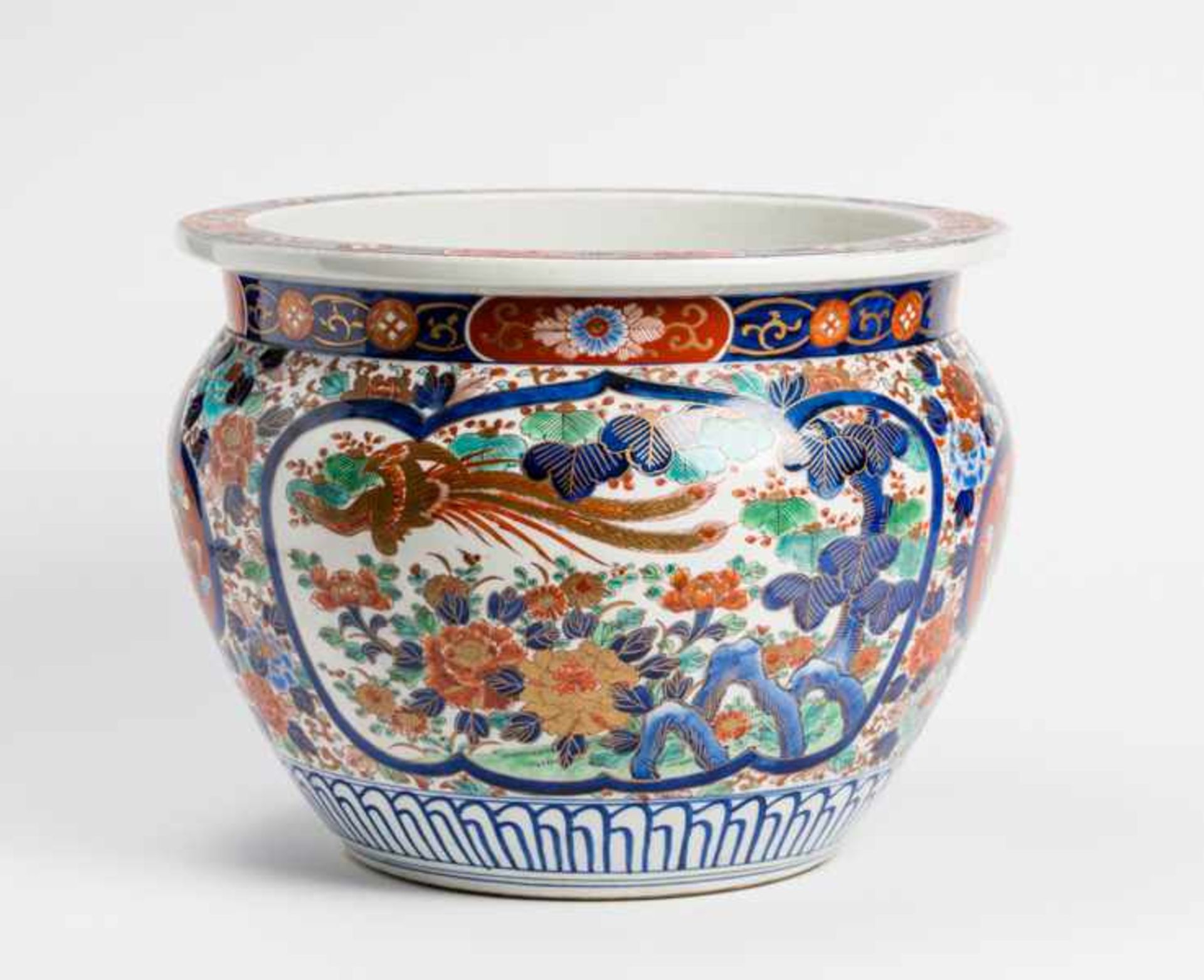 AN ELABORATELY ADORNED IMARI CACHEPOT Porcelain with enamel painting. Japan, Meiji period around - Image 2 of 5