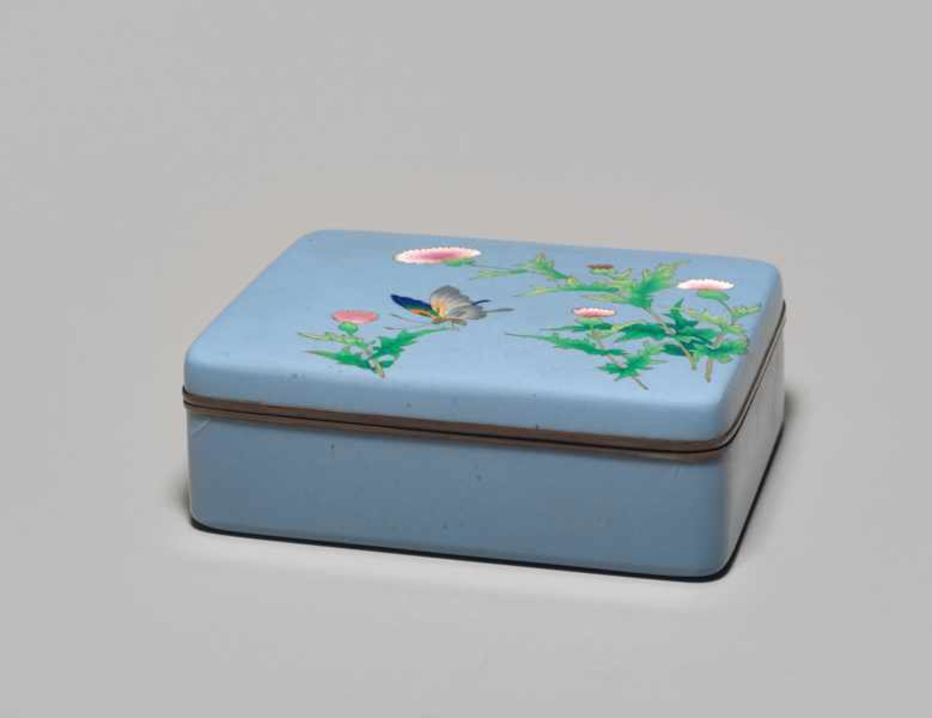 A CLOISONNÉ BOX AND COVER WITH BLOSSOMS AND BUTTERFLY BY THE ANDO JUBEI COMPANY Colored enamel - Image 3 of 9