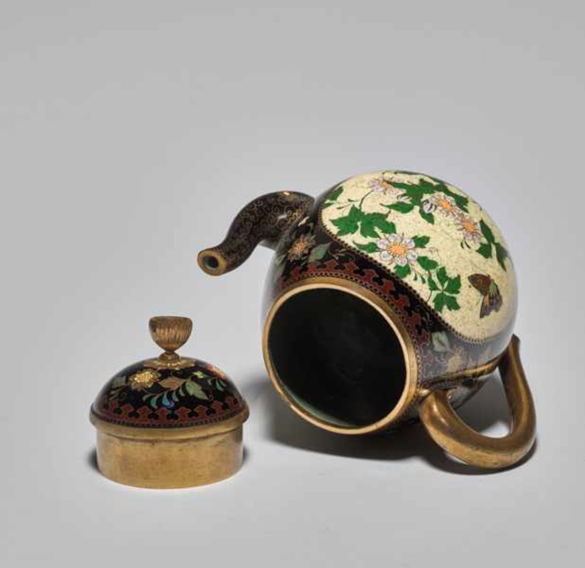 A CLOISONNÉ POT WITH SPOUT AND HANDLE ATTRIBUTED TO NAMIKAWA YASUYUKI (1845-1927) Colored enamel - Image 4 of 6