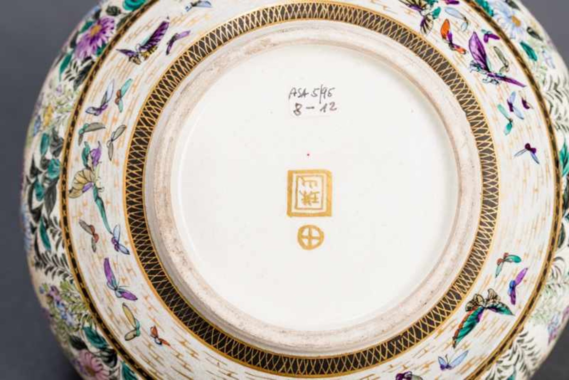 SHUZAN: A DEEP SATSUMA BOWL Glazed ceramic with paint and gold. Japan, Meiji periodThe edge is - Image 4 of 4