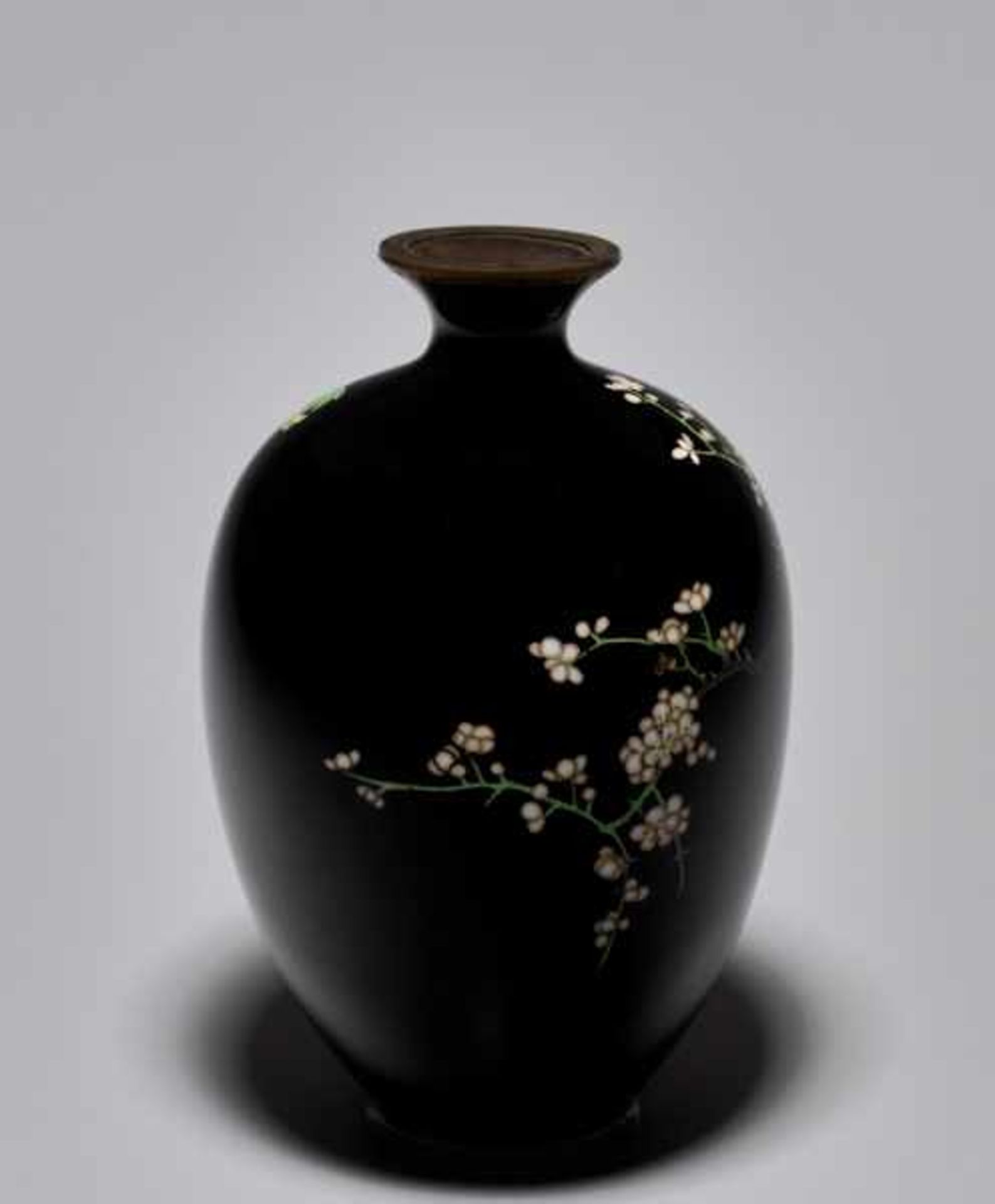 A PAIR OF SMALL CLOISONNÉ VASES WITH PLUM BLOSSOMS Colored enamel cloisonné. Japan, Meiji period - Image 8 of 9