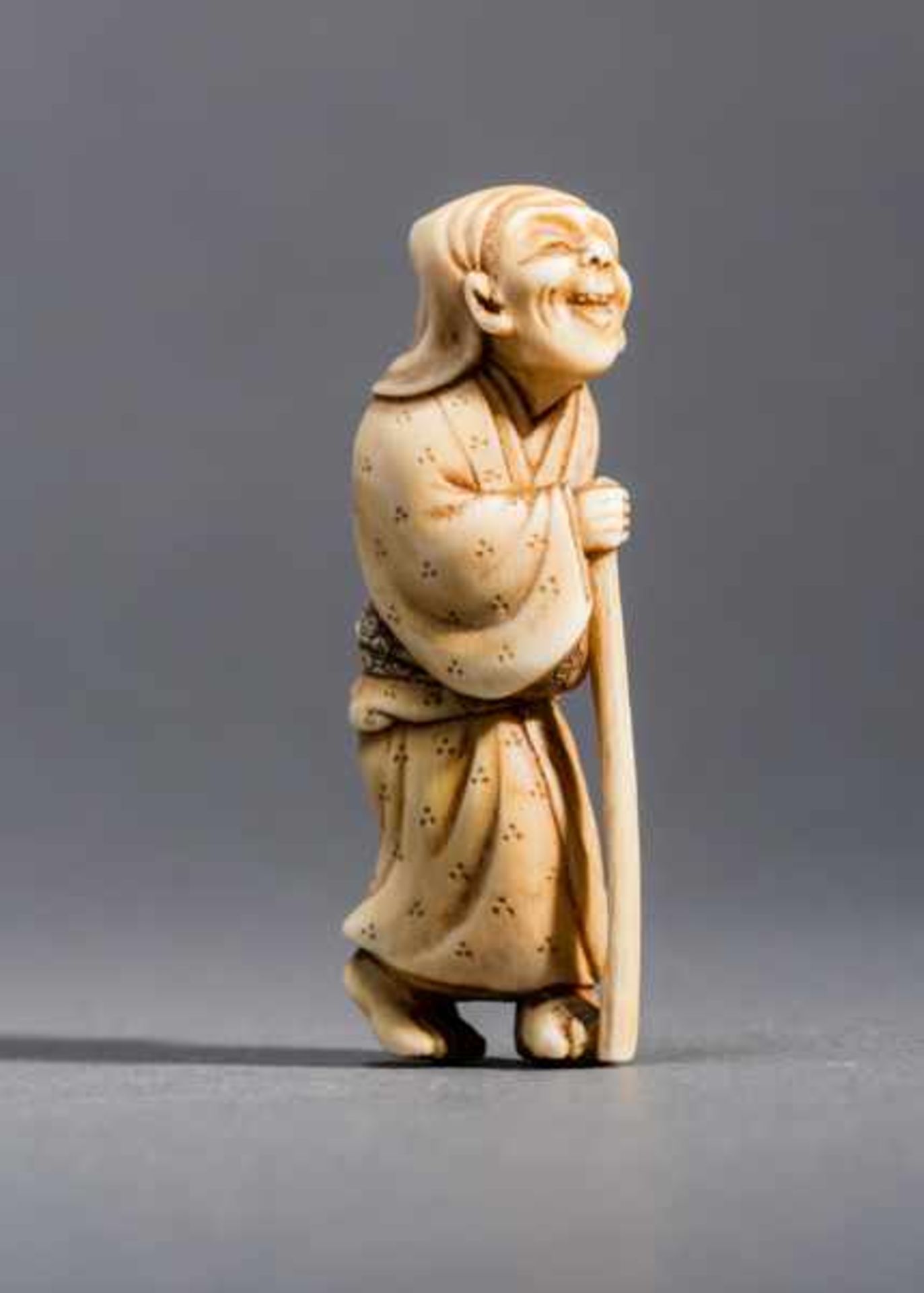 OLD MAN WITH WALKING STICK Ivory. Japan, 19th centuryMeticulously carved piece. An old and - Image 3 of 6