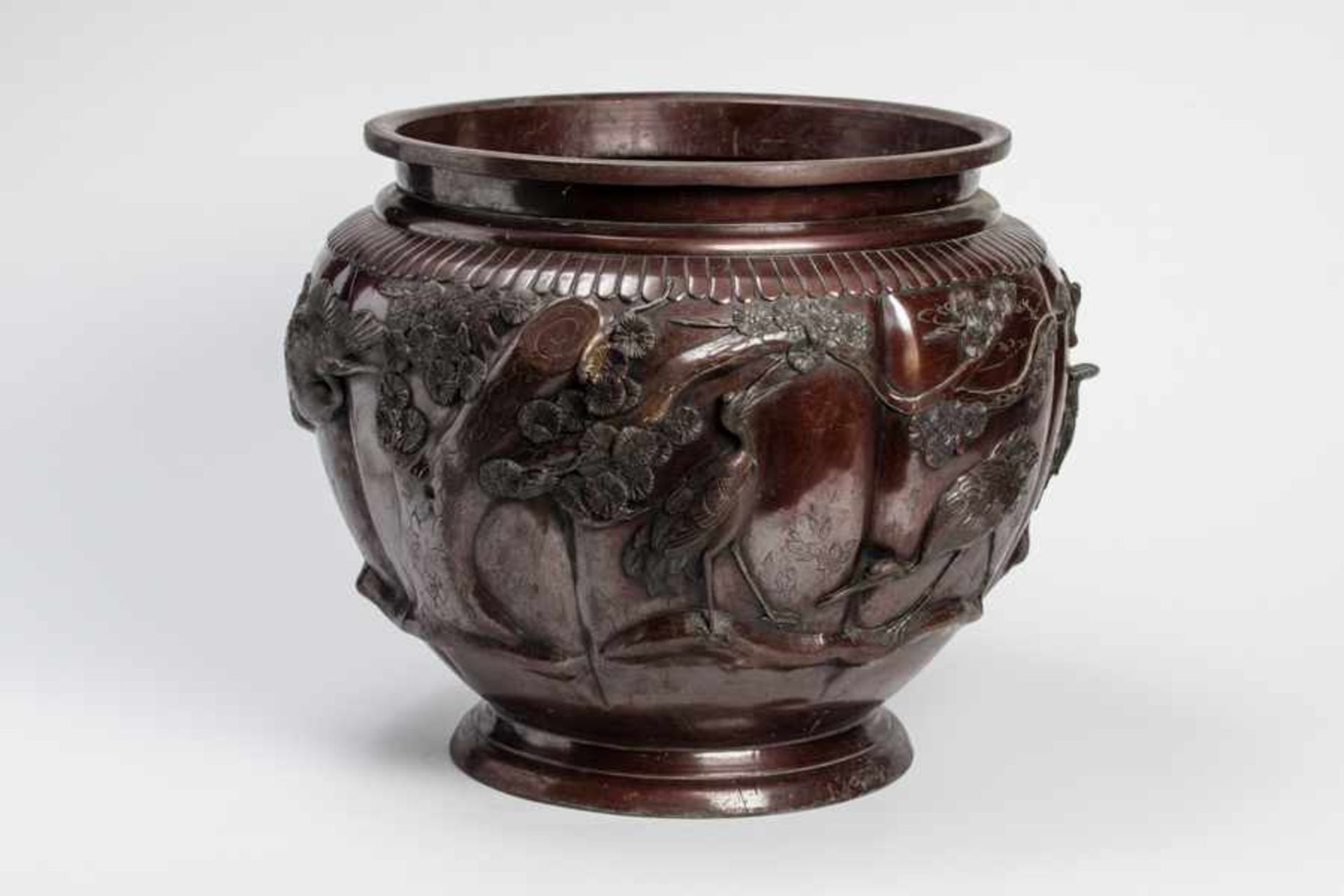 A LARGE BRONZE CACHEPOT WITH CRANES Bronze. Japan, Meiji periodOf globular form, in a reddishbrown - Image 2 of 5