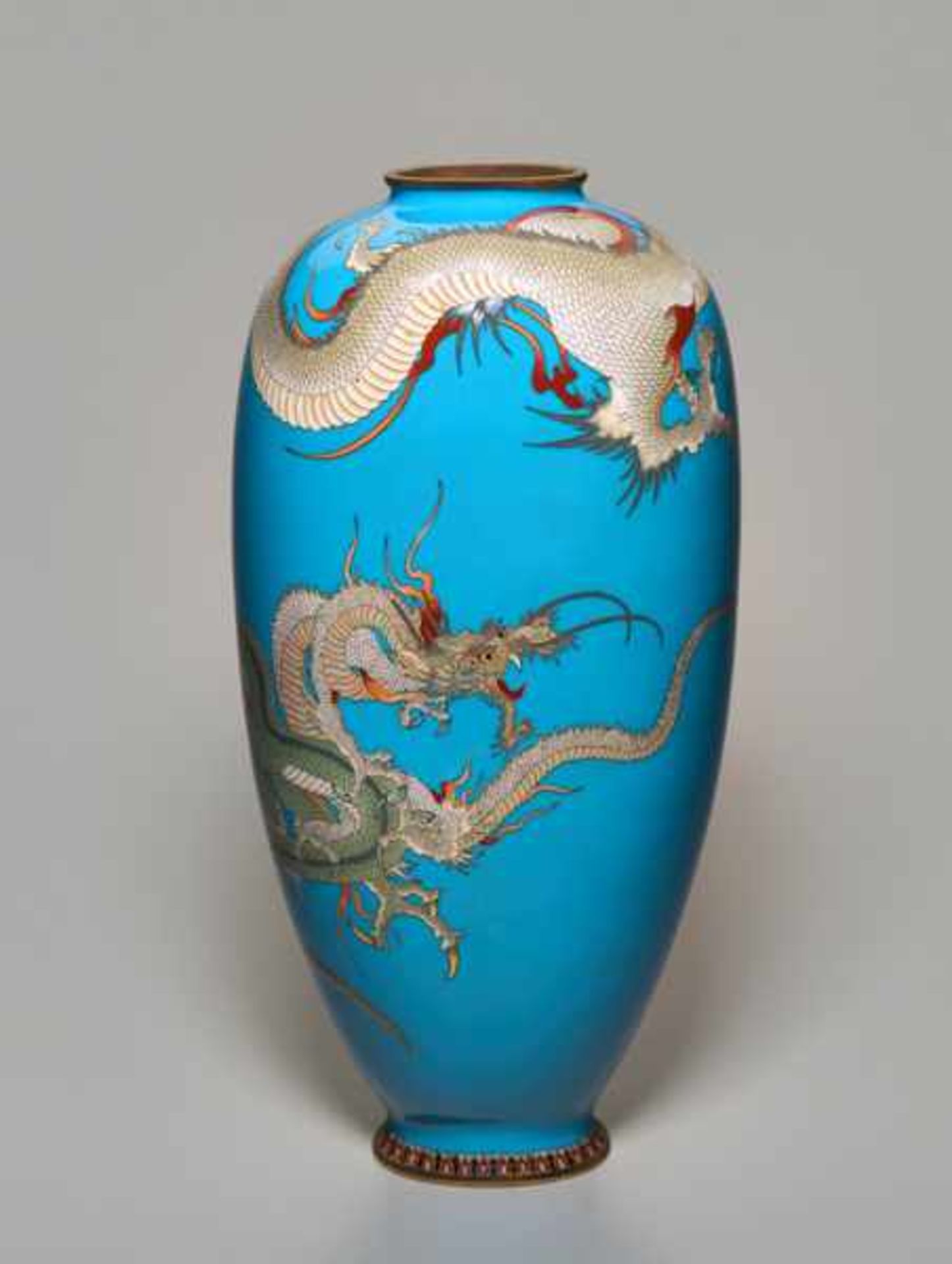 A CLOISONNÉ VASE WITH THREE DRAGONS Colored enamel cloisonné. Japan, Meiji periodThis vase shows - Image 3 of 6