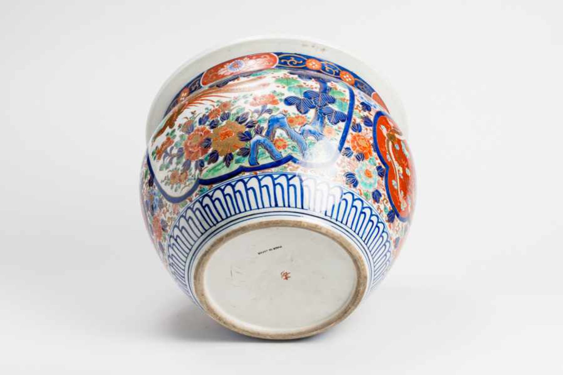 AN ELABORATELY ADORNED IMARI CACHEPOT Porcelain with enamel painting. Japan, Meiji period around - Image 4 of 5