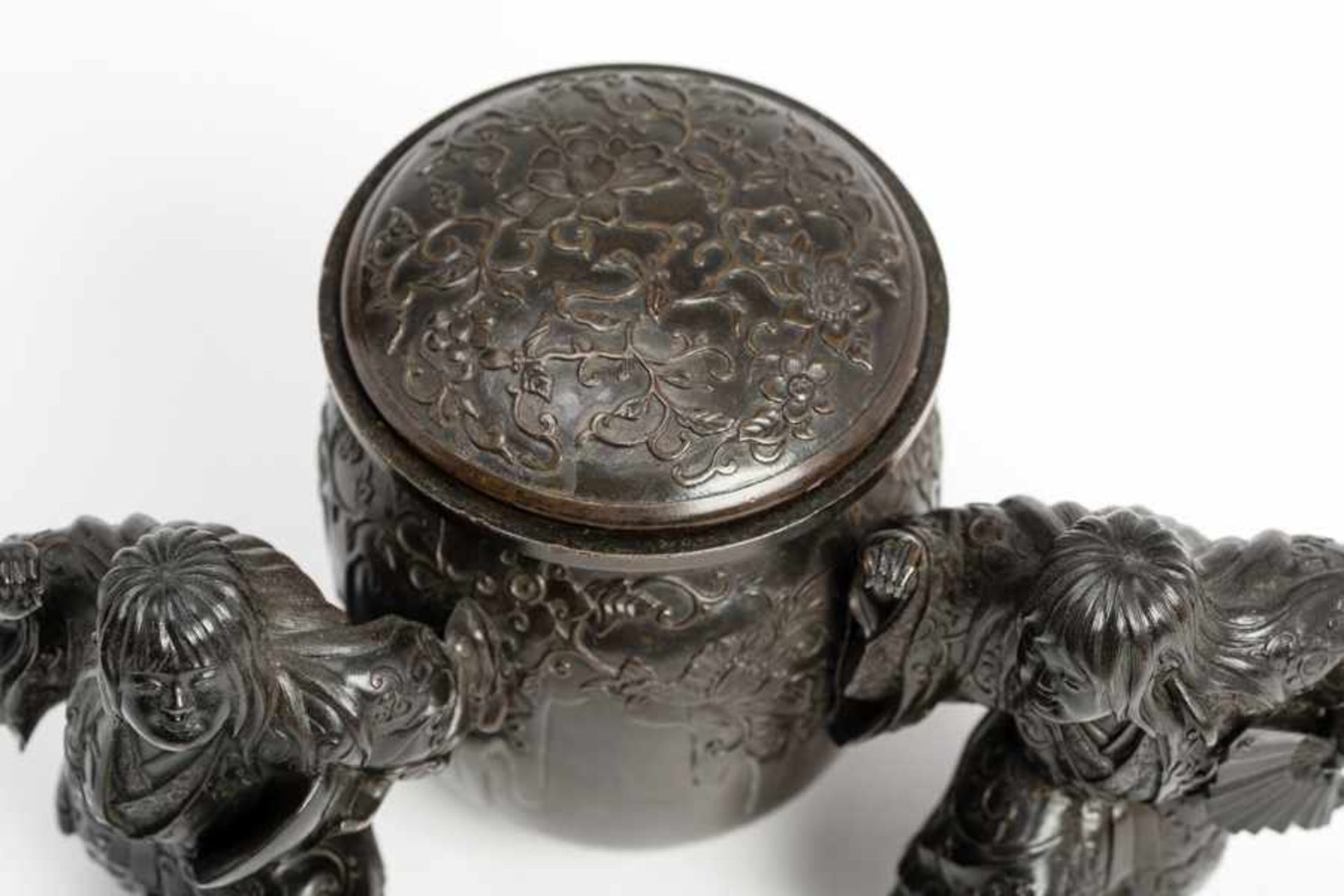 AN ORNATELY MODELLED BRONZE SHOJO LIDDED INCENSE BURNER Bronze. Japan, Meiji periodModelled as two - Image 5 of 8