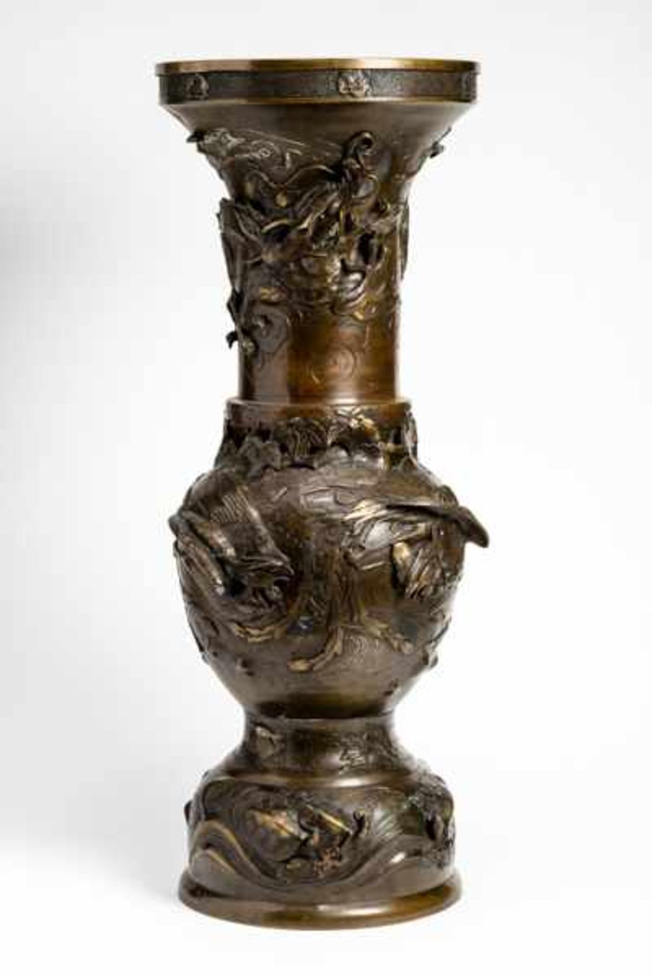 A LARGE BRONZE VASE WITH MYTHICAL ANIMALS Bronze. Japan, late 19th centuryOf beaker-shaped form with