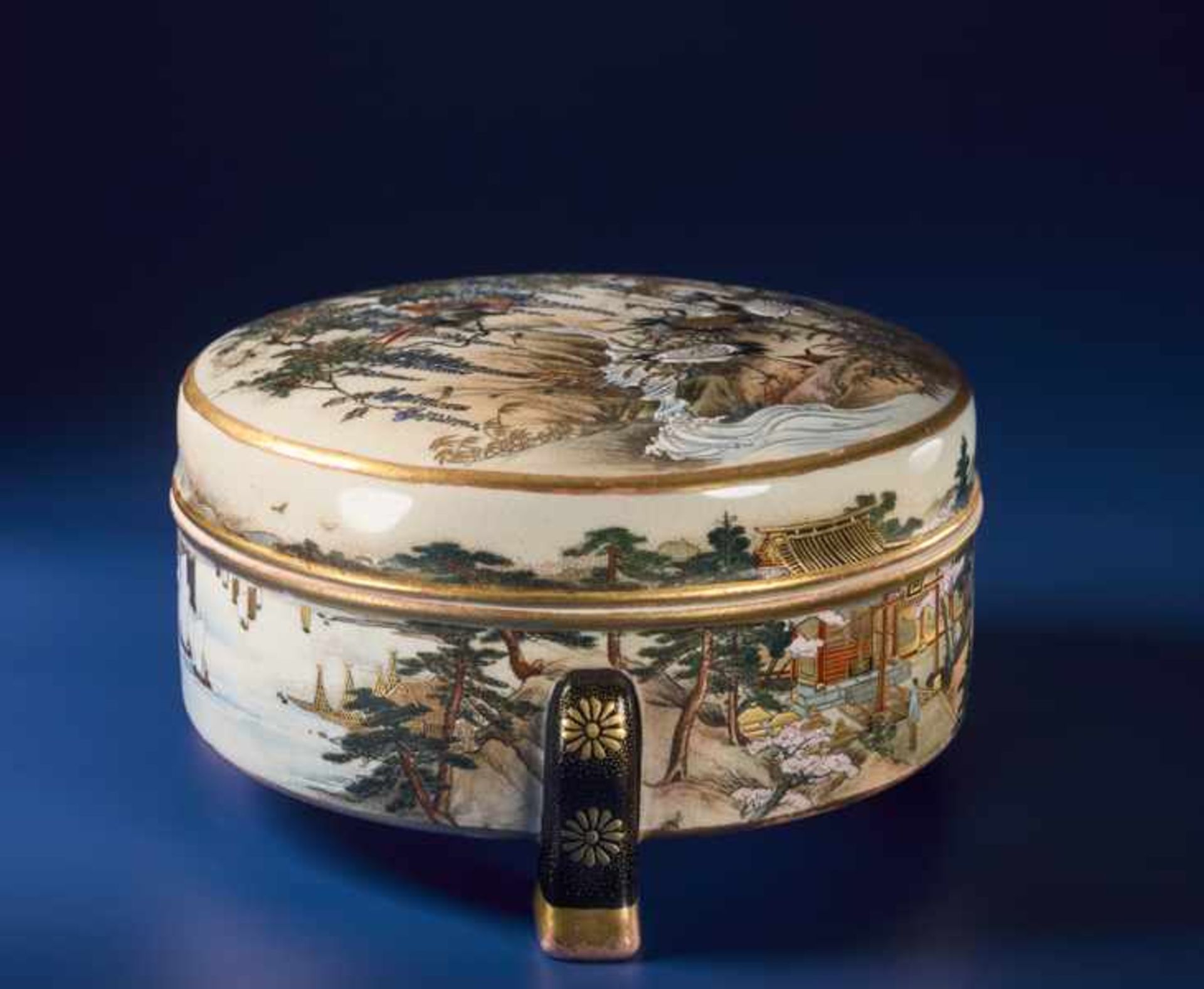 FUKUBE: LIDDED SATSUMA BOWL WITH CRANES Glazed ceramic with paint and gold. Japan, Meiji - Image 7 of 9