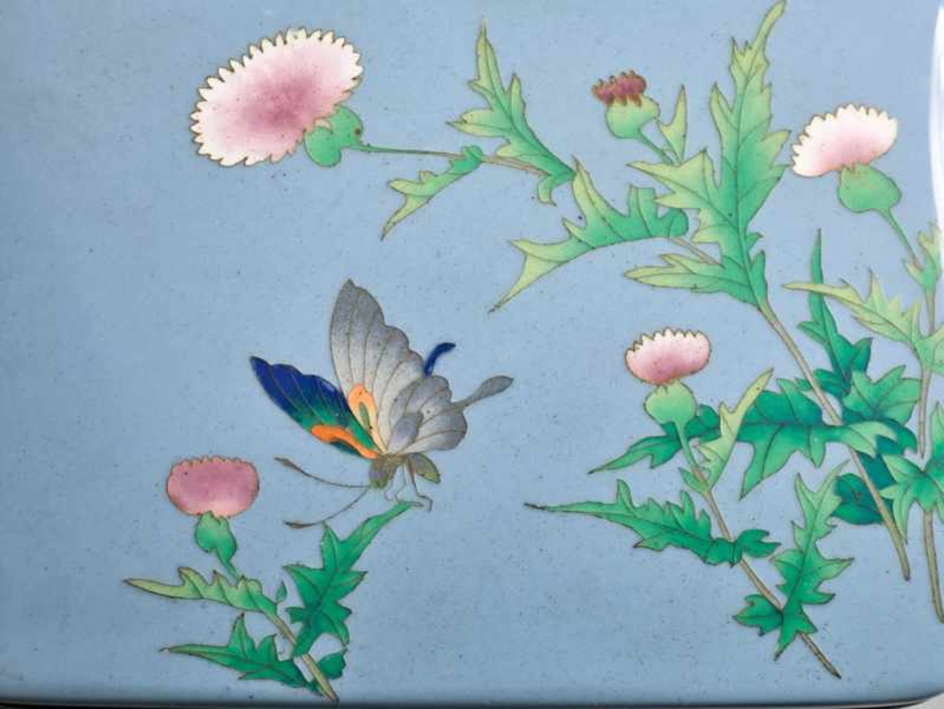 A CLOISONNÉ BOX AND COVER WITH BLOSSOMS AND BUTTERFLY BY THE ANDO JUBEI COMPANY Colored enamel - Image 2 of 9