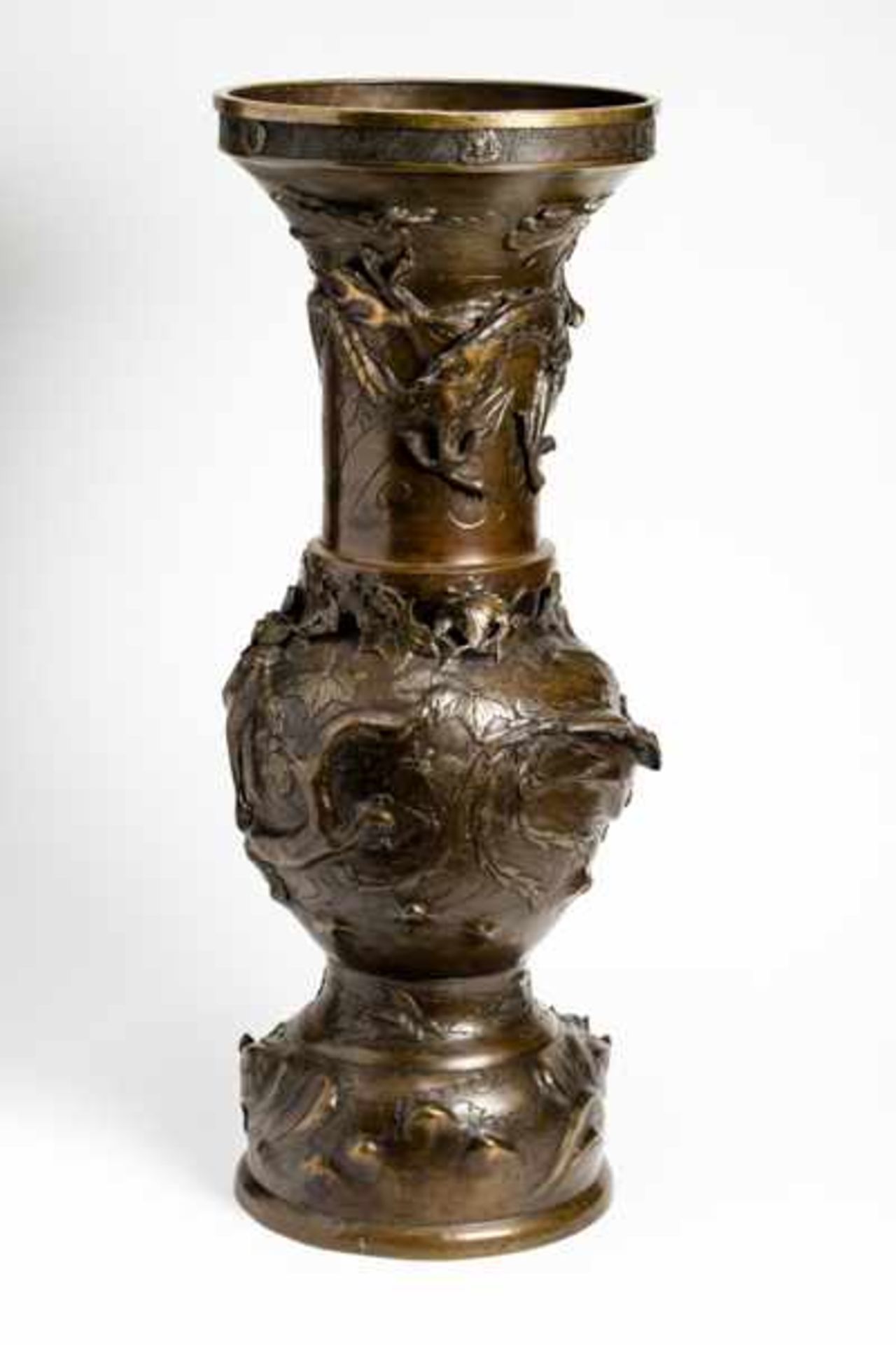 A LARGE BRONZE VASE WITH MYTHICAL ANIMALS Bronze. Japan, late 19th centuryOf beaker-shaped form with - Image 3 of 5