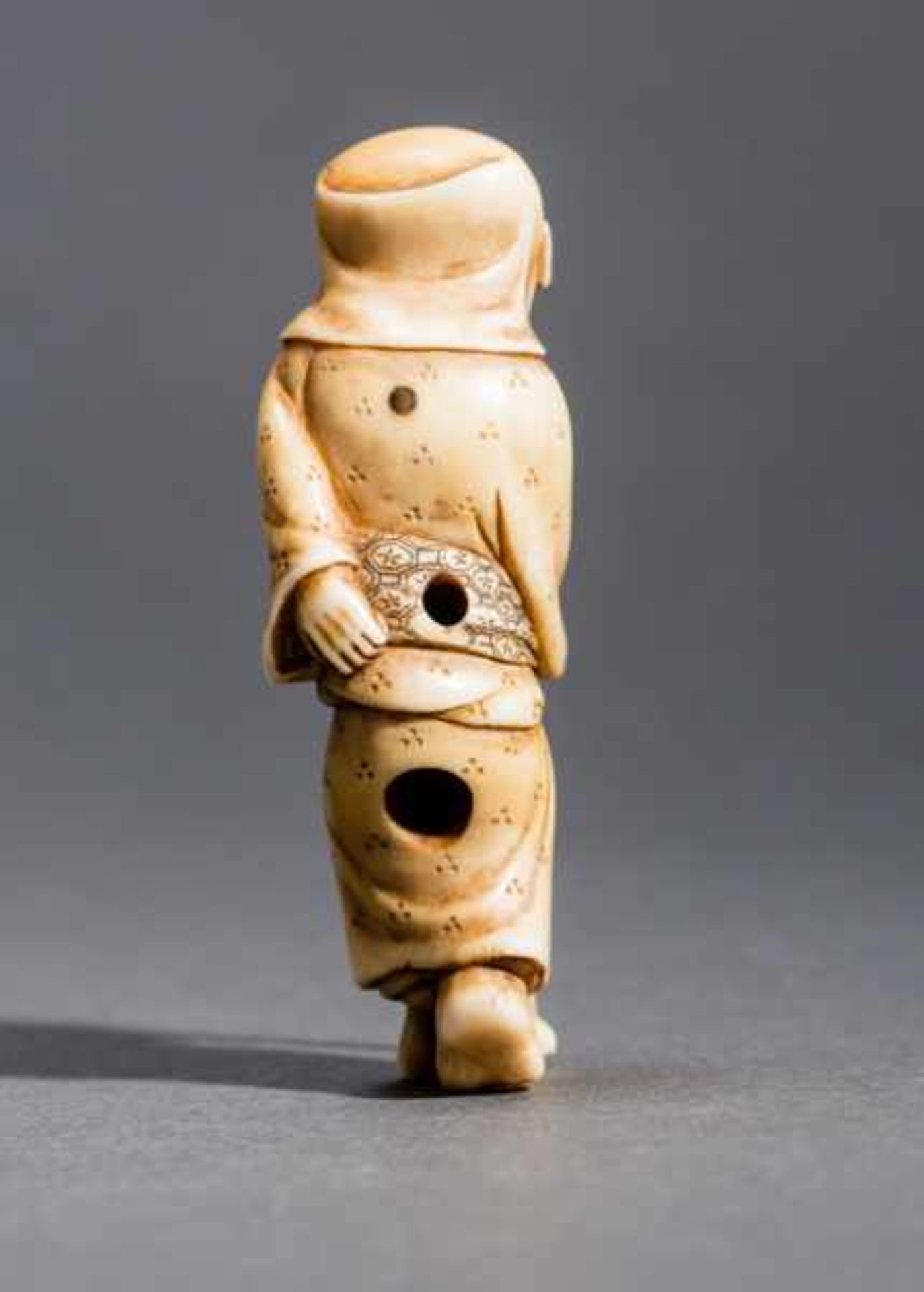 OLD MAN WITH WALKING STICK Ivory. Japan, 19th centuryMeticulously carved piece. An old and - Image 5 of 6