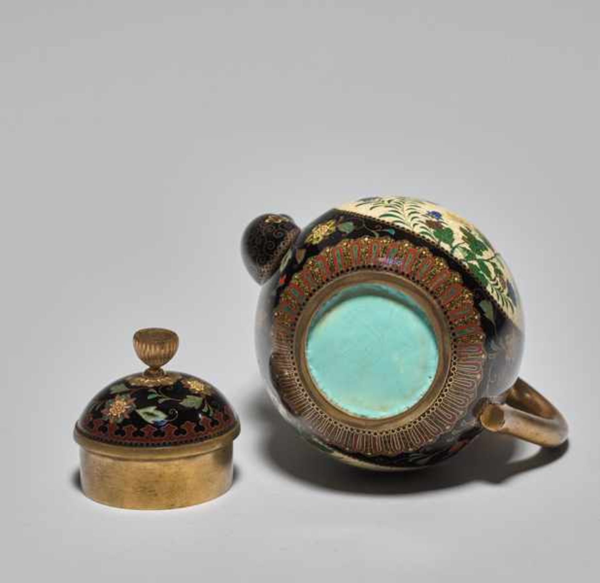 A CLOISONNÉ POT WITH SPOUT AND HANDLE ATTRIBUTED TO NAMIKAWA YASUYUKI (1845-1927) Colored enamel - Image 5 of 6