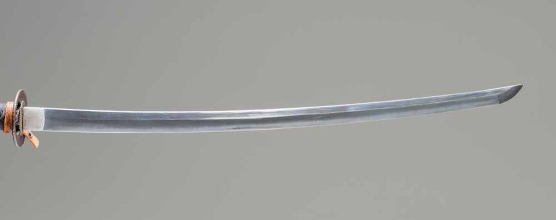 MOUNTED KATANA Japan, Edo, ca. 18th centuryBlade: Iorimune with shinogizukuri, masame-hada, gunome- - Image 4 of 6