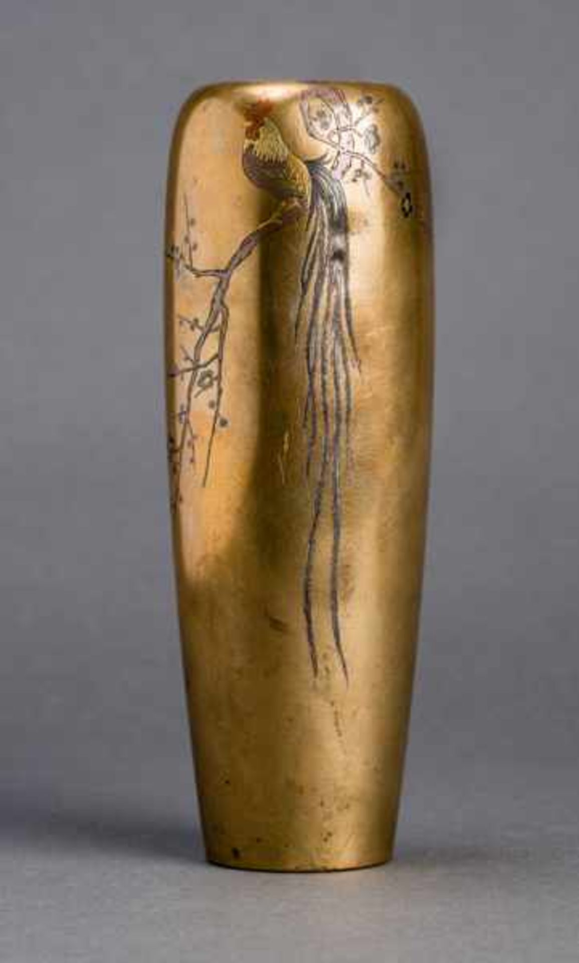 KURODA: BRONZE VASE WITH ROOSTER Gold-yellow bronze. Japan, 19th century to Meiji periodTall,