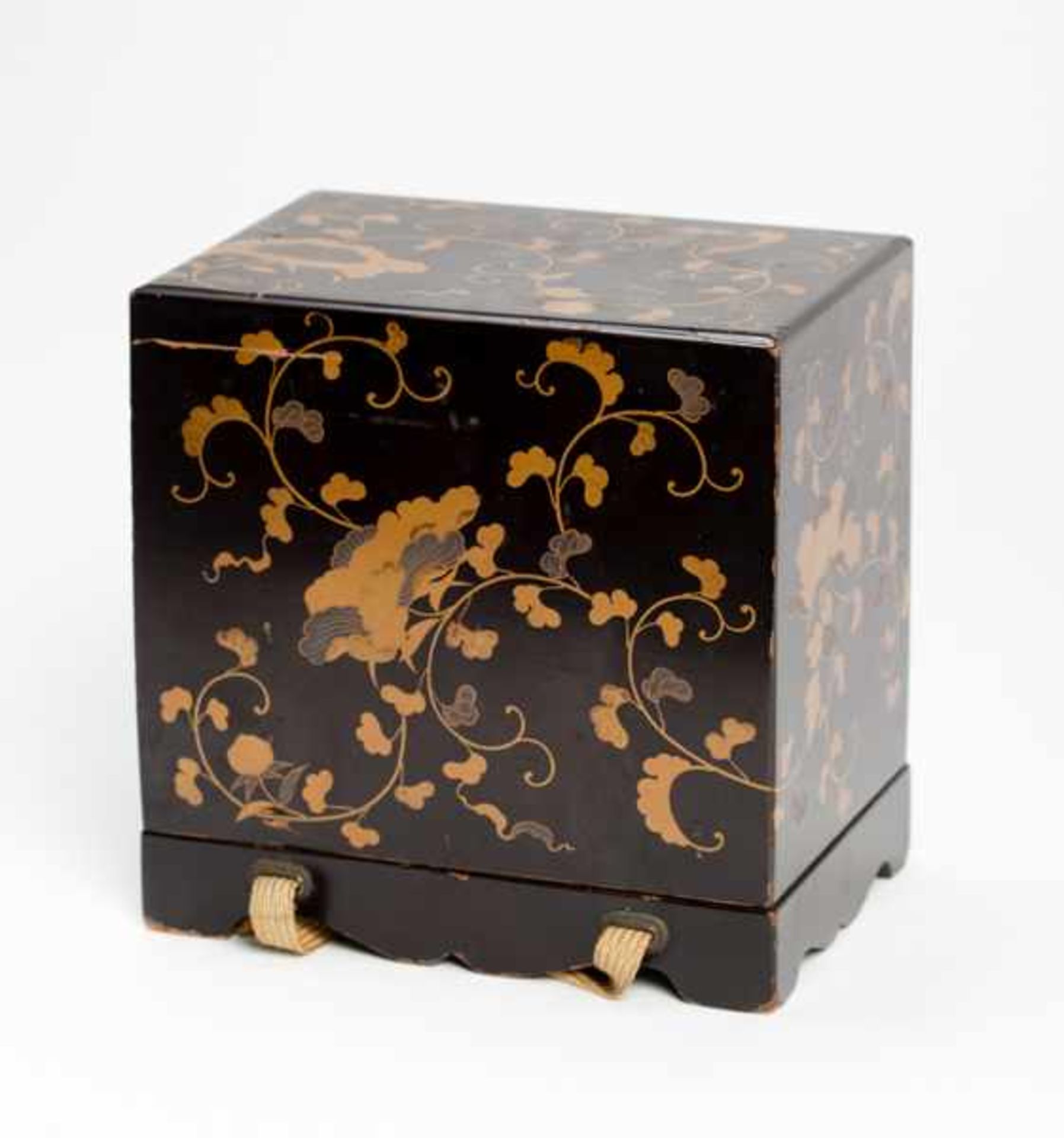 RARE SMALL BOX WITH UTAGARUTA PLAYING CARDS Lacquer, gold, silver and paint. Japan, 19th century - Image 6 of 7
