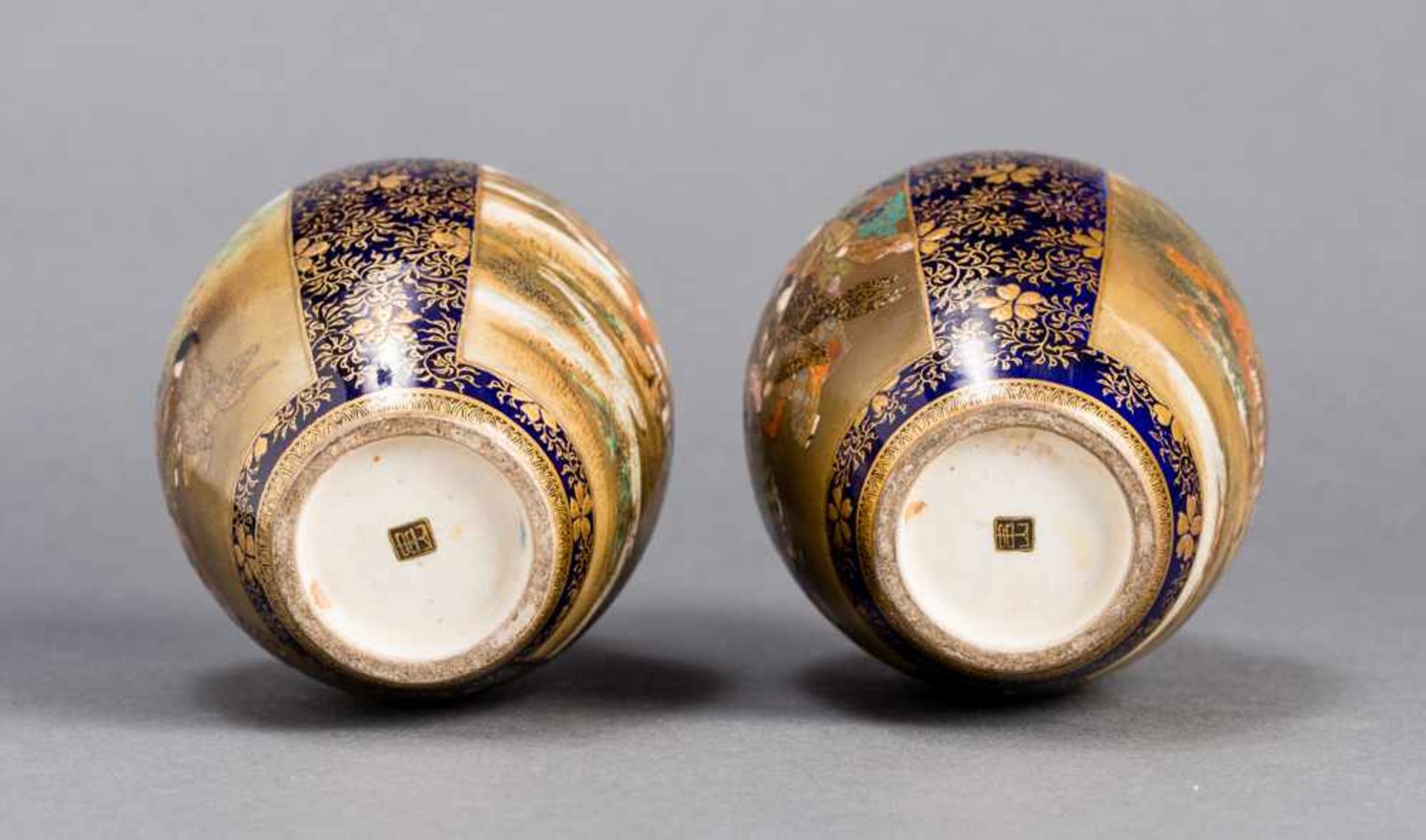 KENZAN: PAIR OF SATSUMA VASES Glazed ceramic with paint and gold. Japan, Meiji periodOvoid form with - Image 5 of 6