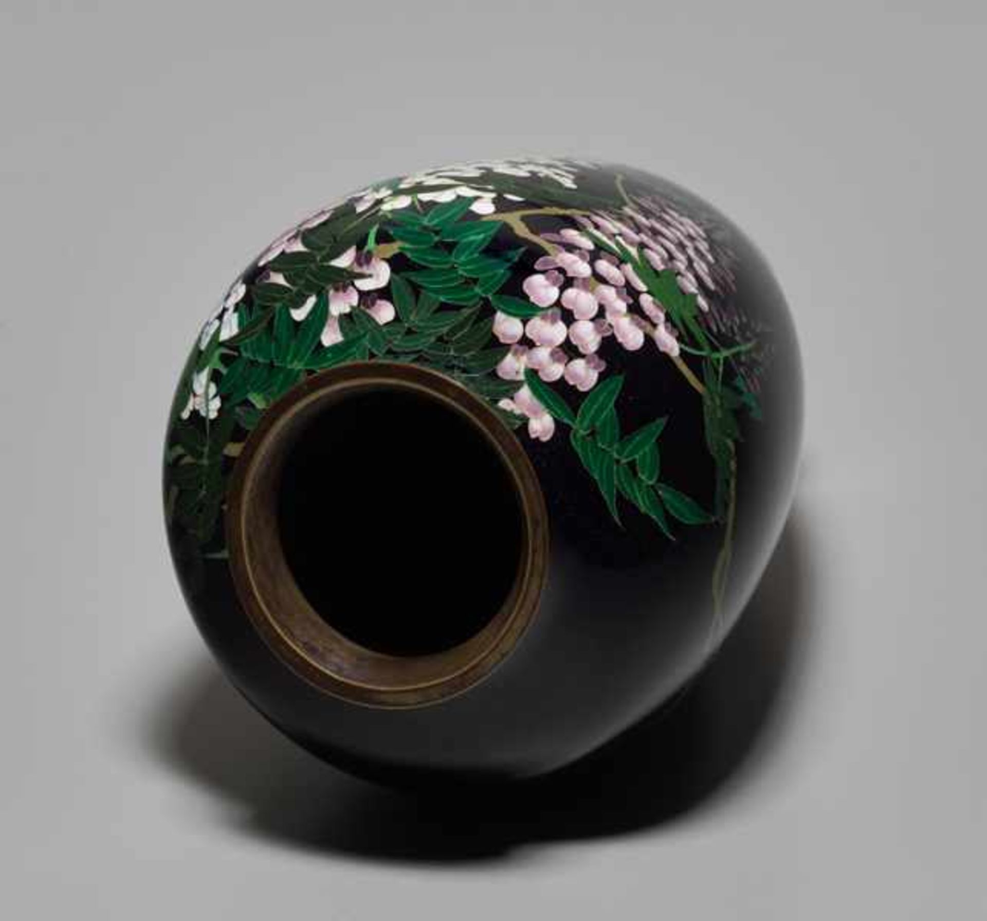 A CLOISONNÉ VASE WITH FUJI BLOSSOMS Colored enamel cloisonné. Japan, Meiji periodA relatively - Image 5 of 6