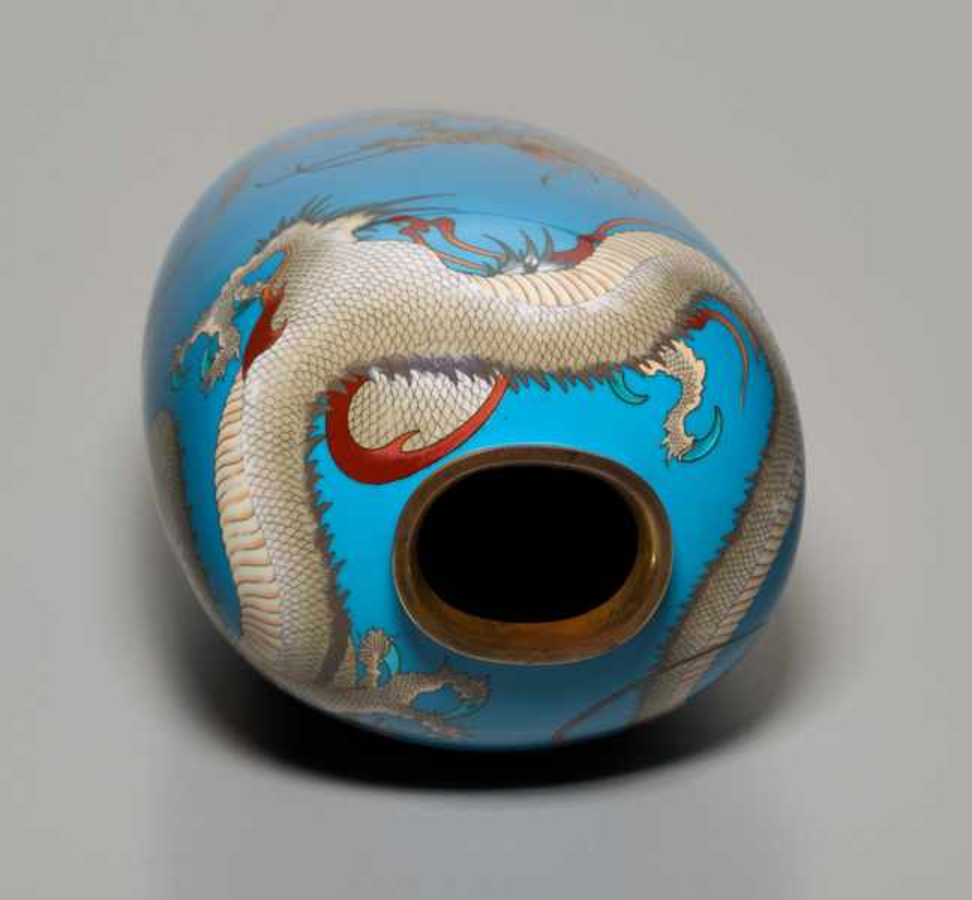 A CLOISONNÉ VASE WITH THREE DRAGONS Colored enamel cloisonné. Japan, Meiji periodThis vase shows - Image 5 of 6