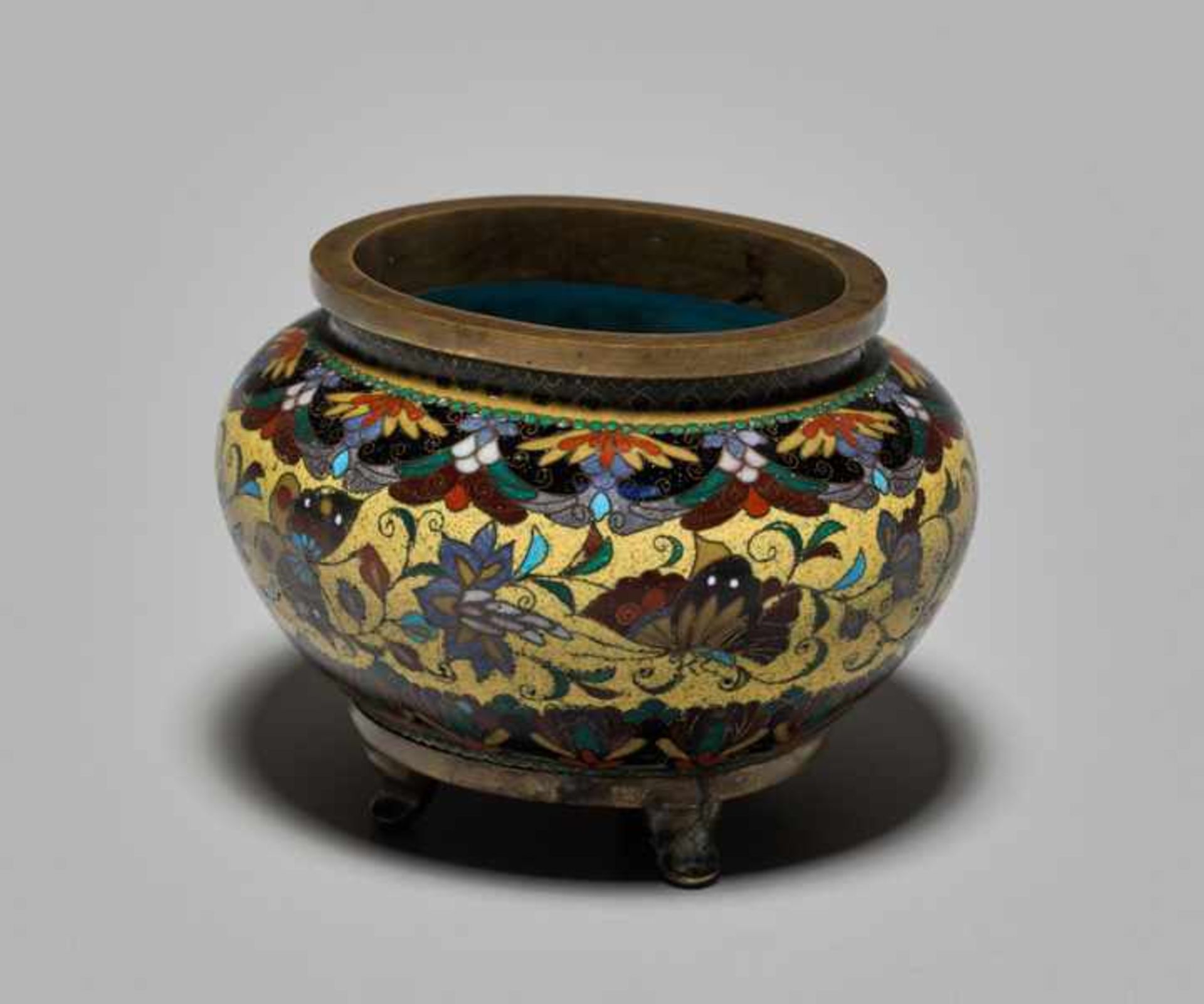 A CLOISONNÉ KORO WITH BLOSSOMS AND BUTTERFLIES IN THE STYLE OF NAMIKAWA YASUYUKI Colored enamel - Image 2 of 8